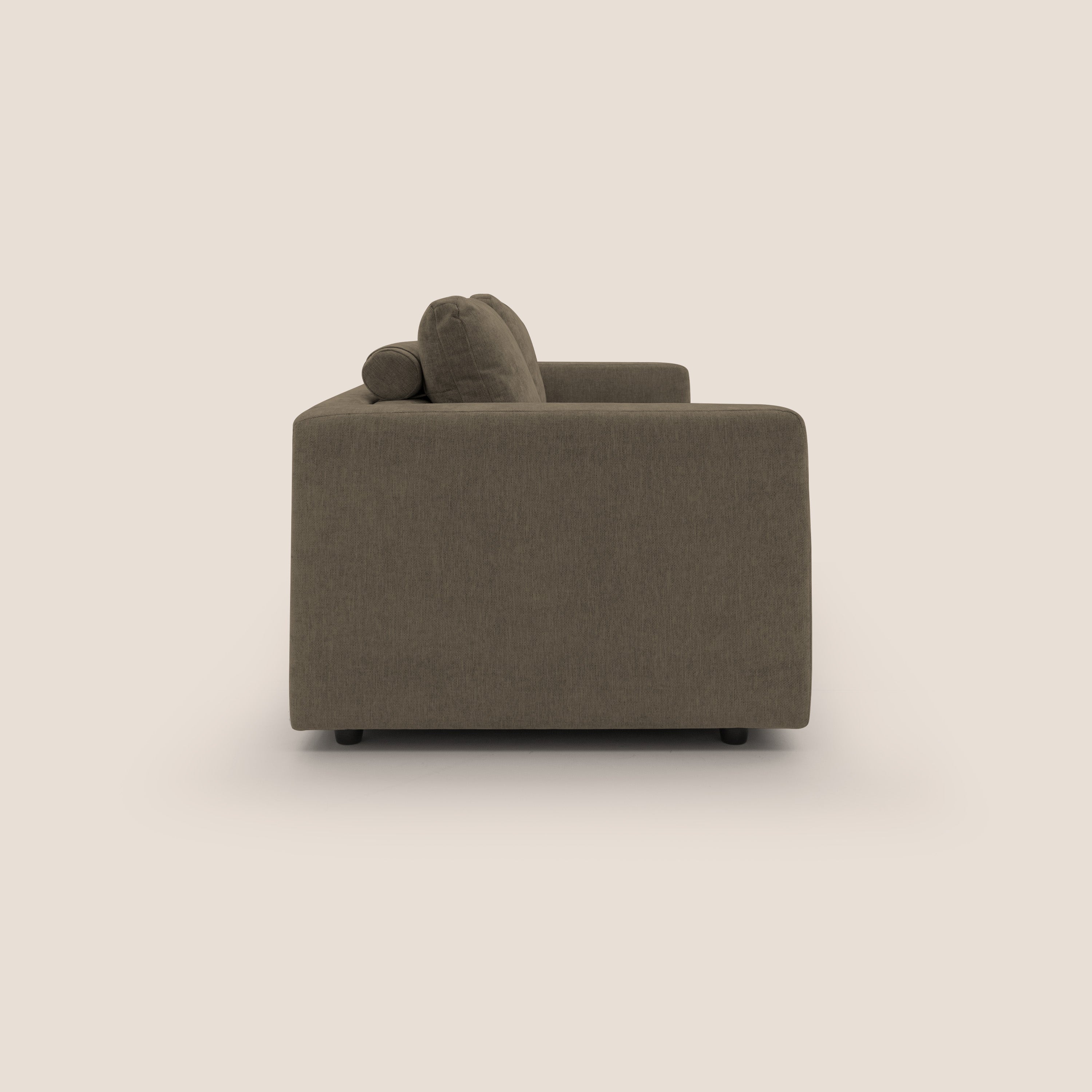 Freia Divano letto minimal materasso h15 cm con morbidi schienali in tessuto impermeabile T14 marrone - divani.store