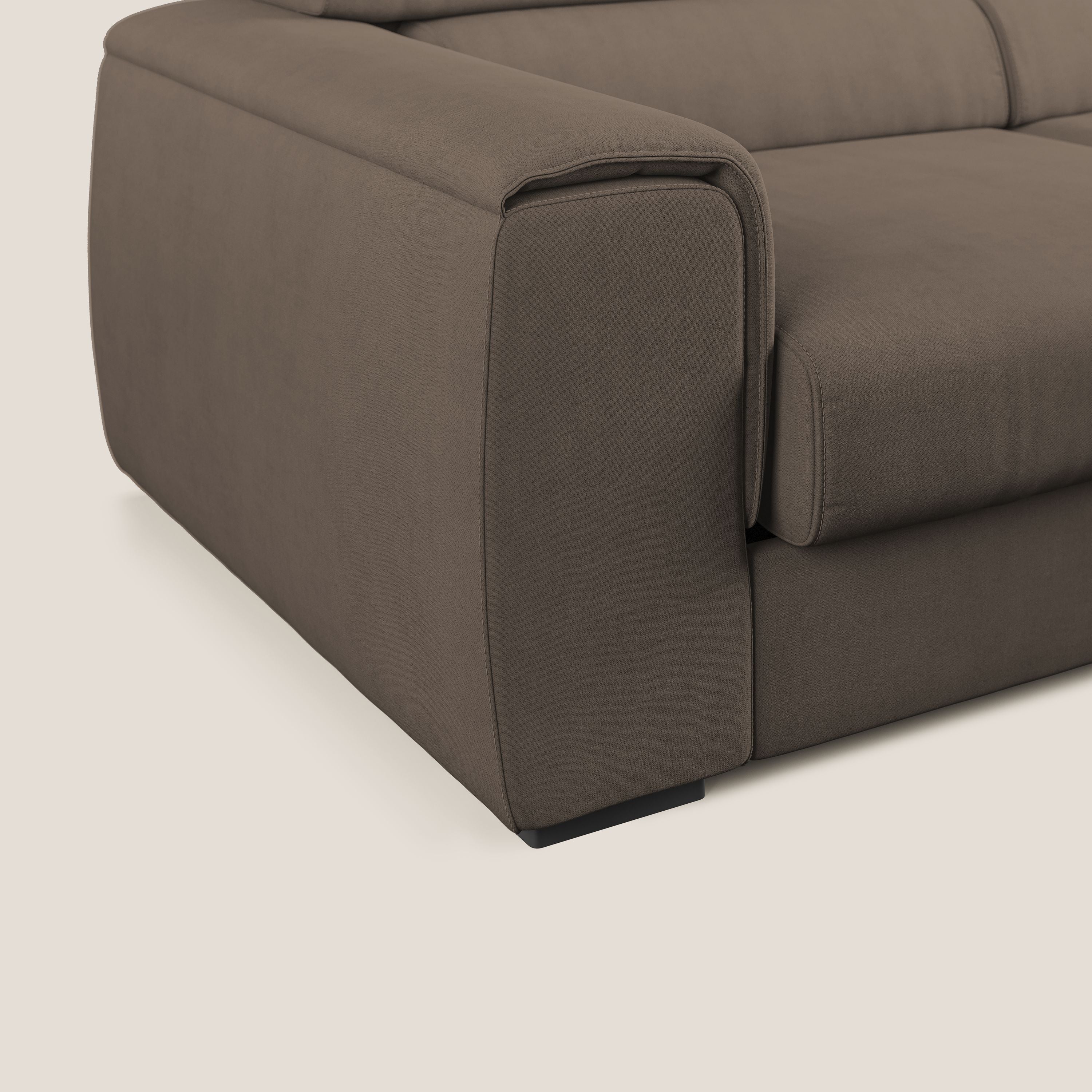 Zeno Divano con pouf estraibile poggiapiedi in tessuto morbido impermeabile T02 marrone - divani.store