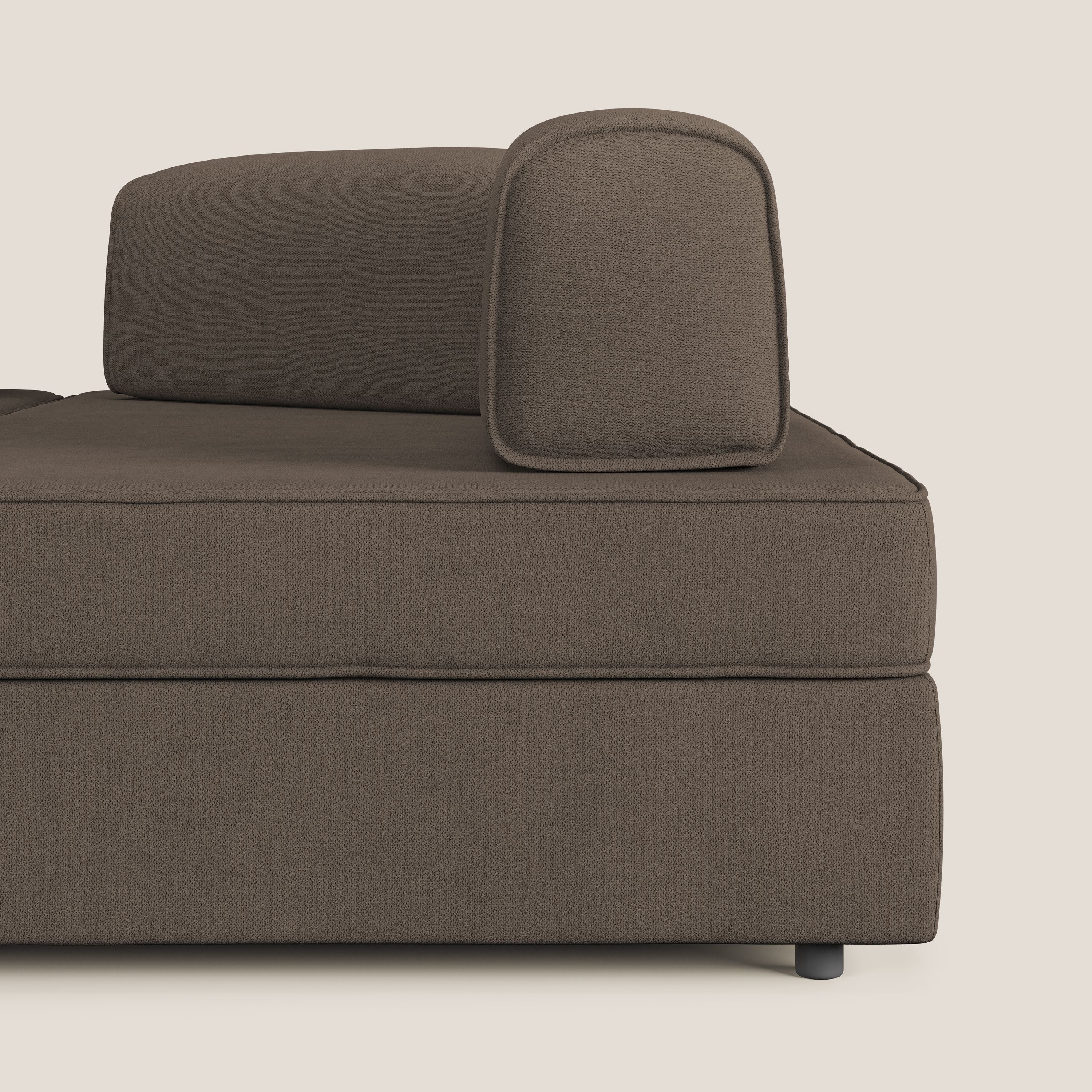 Liberty divano angolare con pouf estraibile e schienali movibili in tessuto morbido impermeabile T02 marrone - divani.store