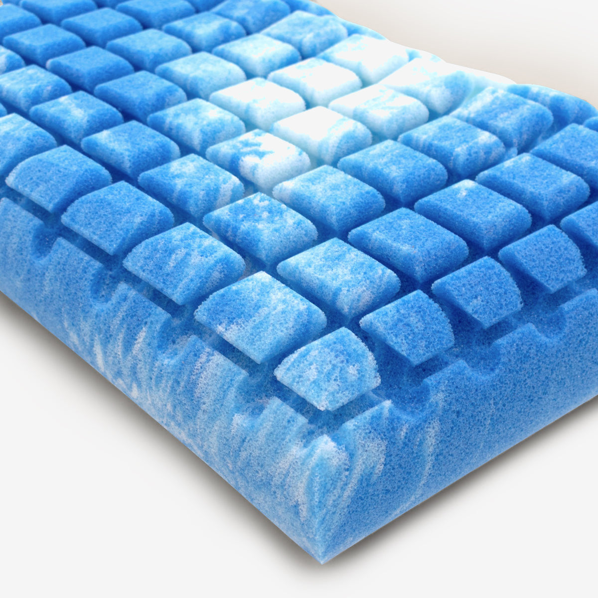 Primo piano dell’AERION-BREEZE – Guanciale in Memory Gel Rinfrescante e Termoregolatore di Divani.Store, caratterizzato da un cuscino in schiuma blu con una griglia di sezioni quadrate in rilievo, impreziosite da venature bianche. La superficie presenta una texture morbida e ondulata, mentre l’illuminazione mette in risalto il motivo tridimensionale, trasmettendo profondità e un invitante senso di comfort.