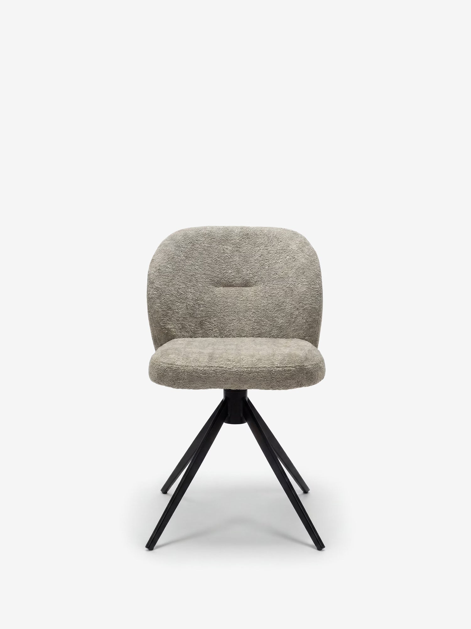 La sedia imbottita Alba di Divani.Store presenta una seduta in tessuto effetto cotone grigio chiaro certificato OEKO-TEX®, dalle curve morbide, e quattro gambe in metallo nero, il tutto su uno sfondo bianco a tinta unita.