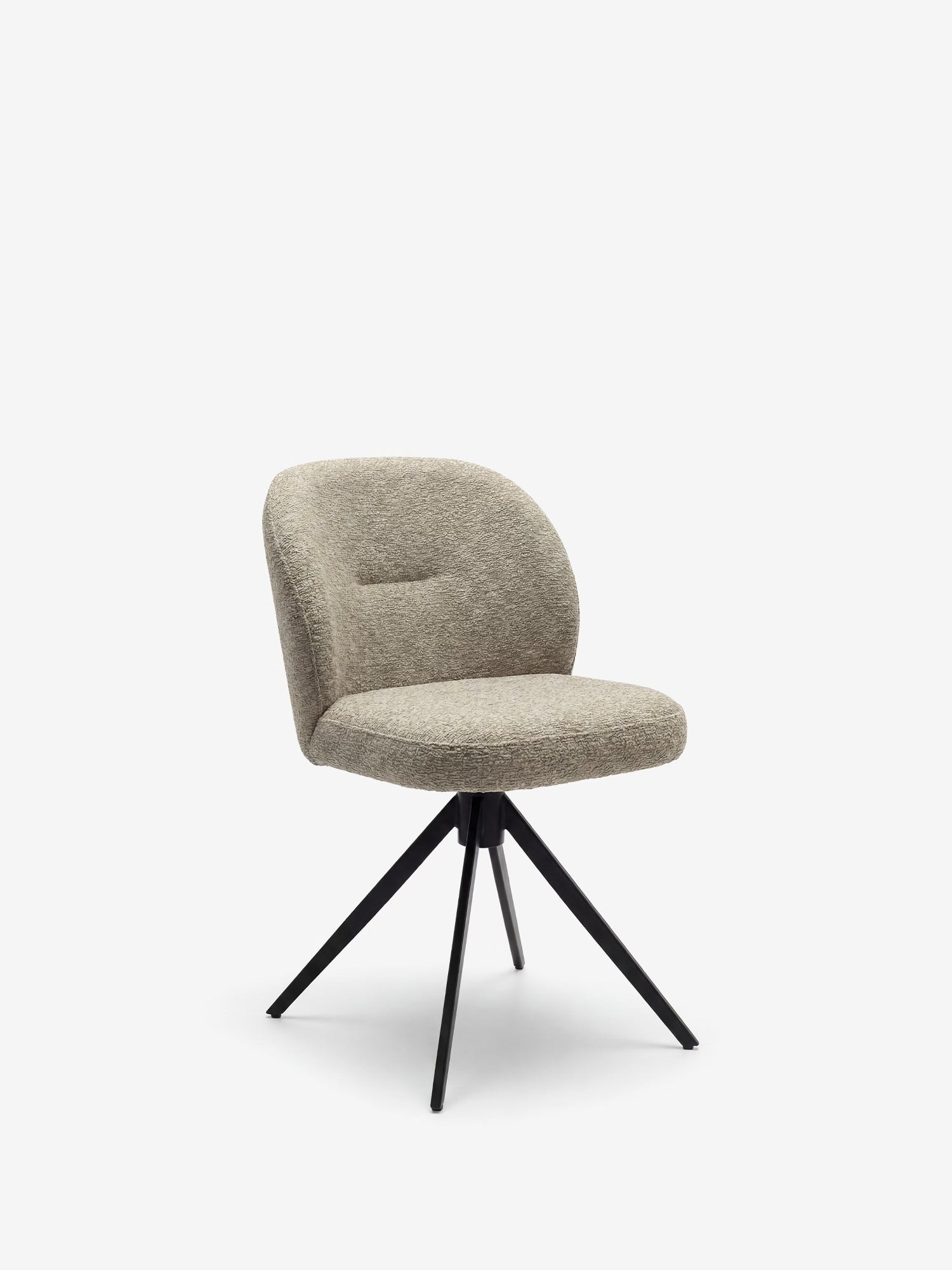 La sedia imbottita Alba di Divani.Store presenta seduta e schienale in tessuto grigio chiaro effetto cotone certificato OEKO-TEX®, con discrete cuciture orizzontali, poggianti su gambe in metallo nero divaricate verso l’esterno, raffigurata su uno sfondo bianco a tinta unita.