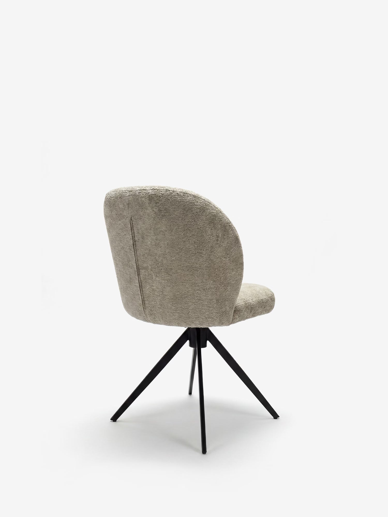 La sedia imbottita Alba di Divani.Store è caratterizzata da un tessuto grigio chiaro effetto cotone certificato OEKO-TEX®, uno schienale arrotondato e sottili gambe in metallo nero che si allargano verso l’esterno, il tutto su uno sfondo bianco a tinta unita.
