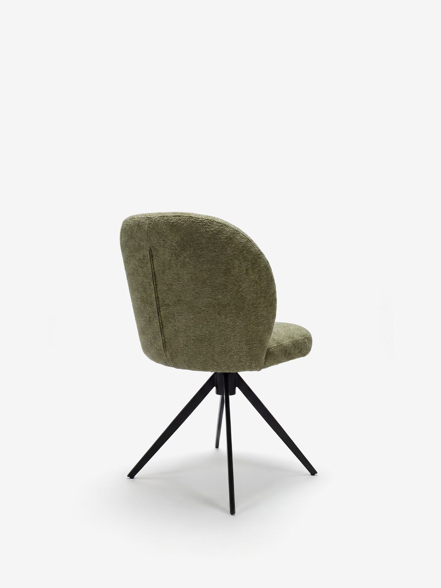 La sedia imbottita Alba di Divani.Store, realizzata in tessuto effetto cotone OEKO-TEX® color verde oliva con schienale e seduta arrotondati, presenta quattro gambe in metallo nero inclinate verso l’esterno ed è raffigurata vista da dietro a sinistra su uno sfondo bianco a tinta unita.