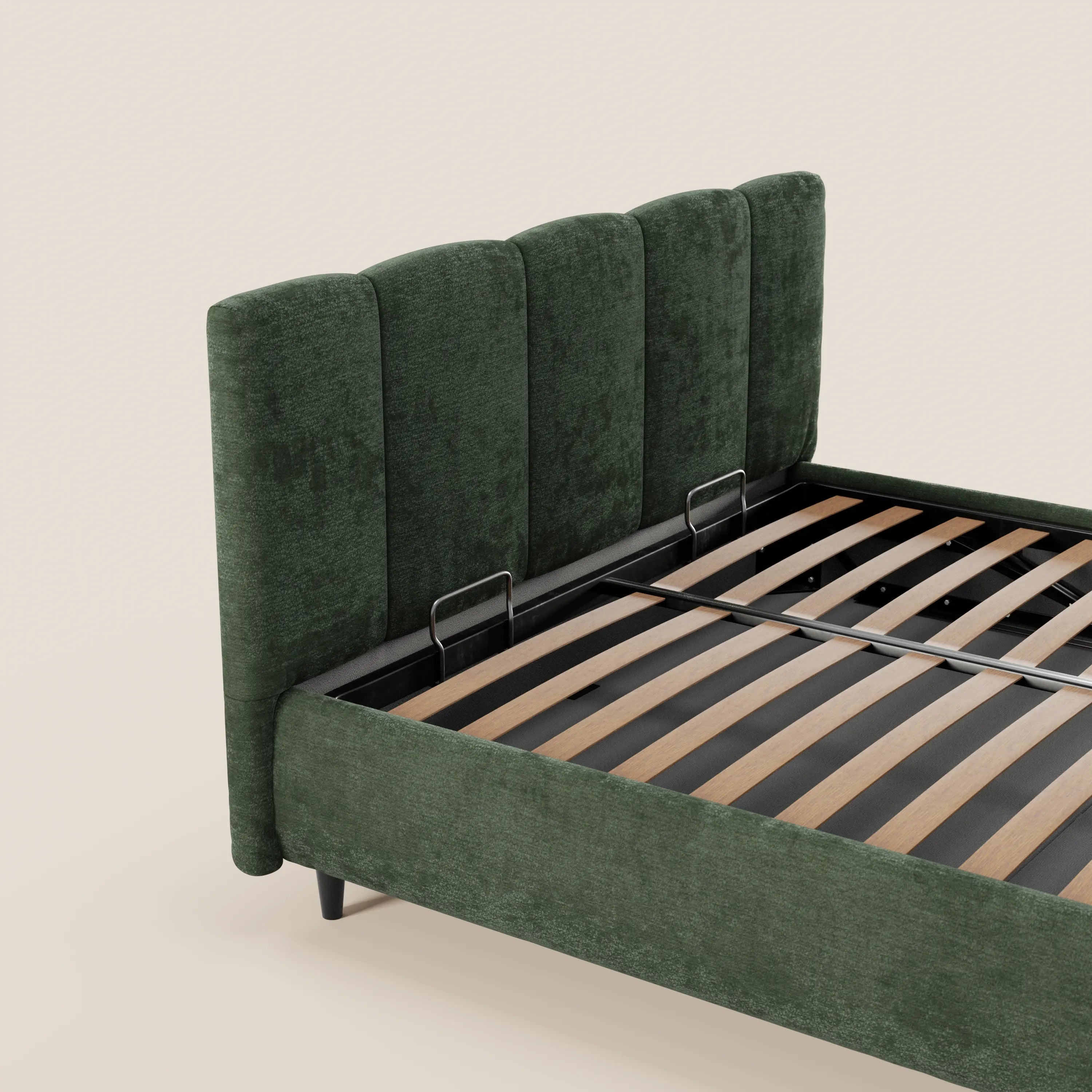 Il letto imbottito ARKAM di Letti.store presenta un design shabby chic con una testiera alta in tessuto con cuciture verticali, certificata Oeko-Tex®, una base contenitiva, doghe in legno e gambe corte nere; qui è raffigurato in verde scuro su uno sfondo beige chiaro.