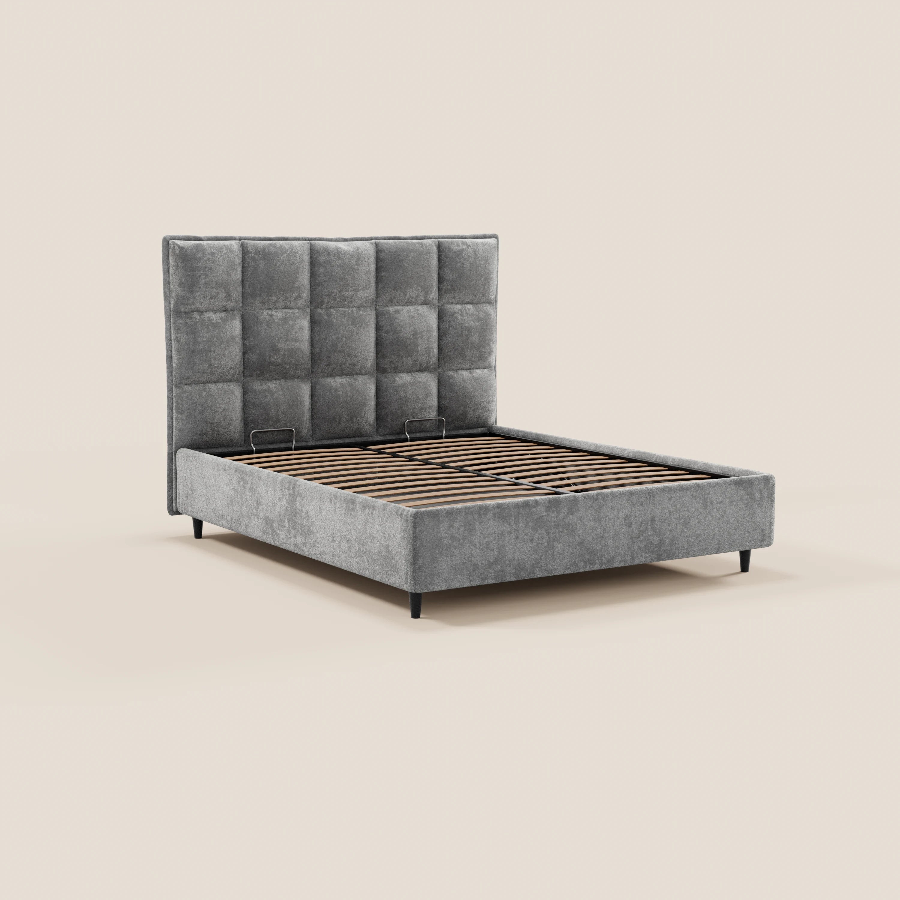 Il letto imbottito AURO di Letti.store presenta una testiera alta e capitonné in ciniglia certificata Oeko-Tex®, doghe in legno, vano contenitore, gambe basse nere e un design minimalista caratterizzato da una testiera con motivo a griglia e da un tessuto dalla morbida trama.