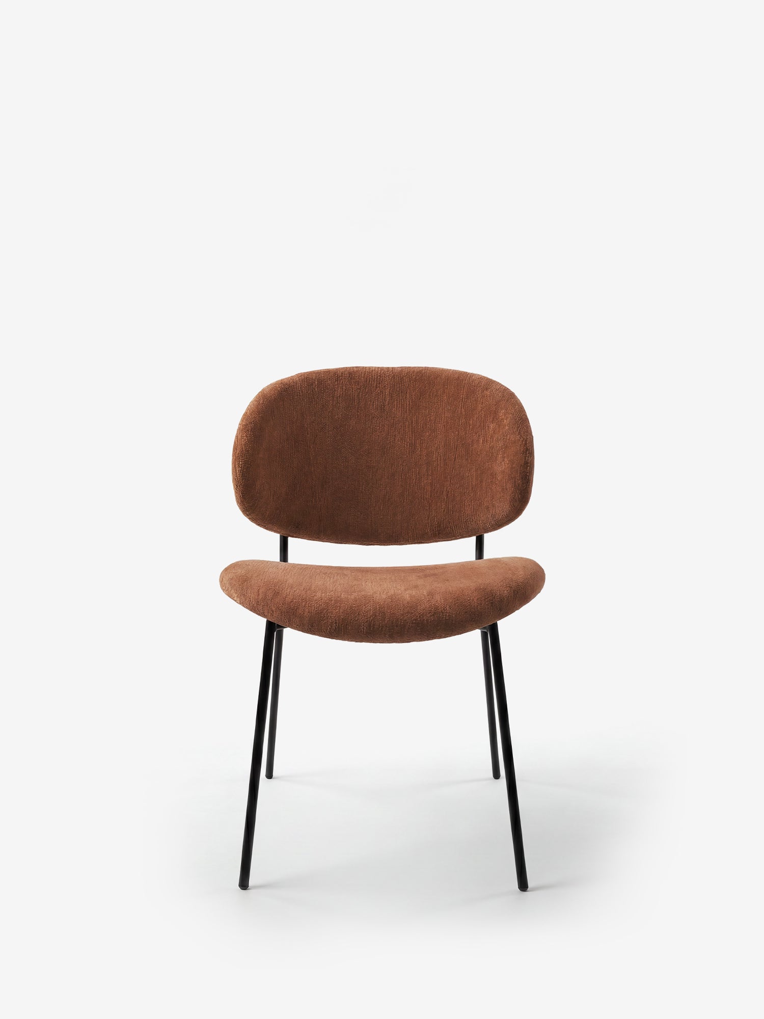 La sedia La Bruma di Divani.Store, realizzata in elegante tessuto goffrato marrone e con gambe in metallo nero, presenta un design minimalista caratterizzato da uno schienale avvolgente e linee moderne, perfetta per gli ambienti contemporanei.