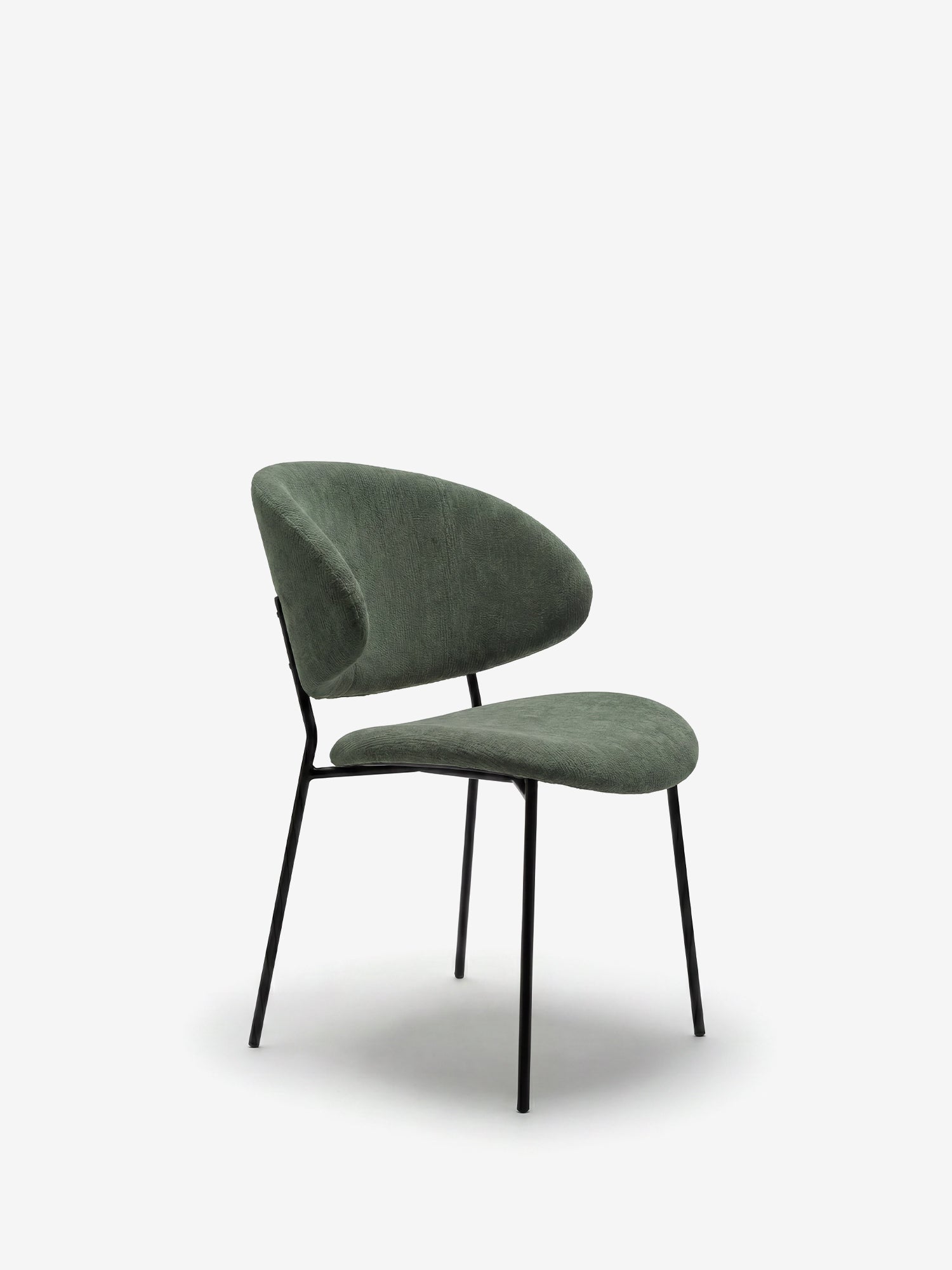 La sedia La Bruma di Divani.Store presenta un design minimalista con schienale avvolgente in elegante tessuto goffrato color verde oliva e gambe sottili in metallo nero, senza braccioli, per uno stile contemporaneo essenziale.