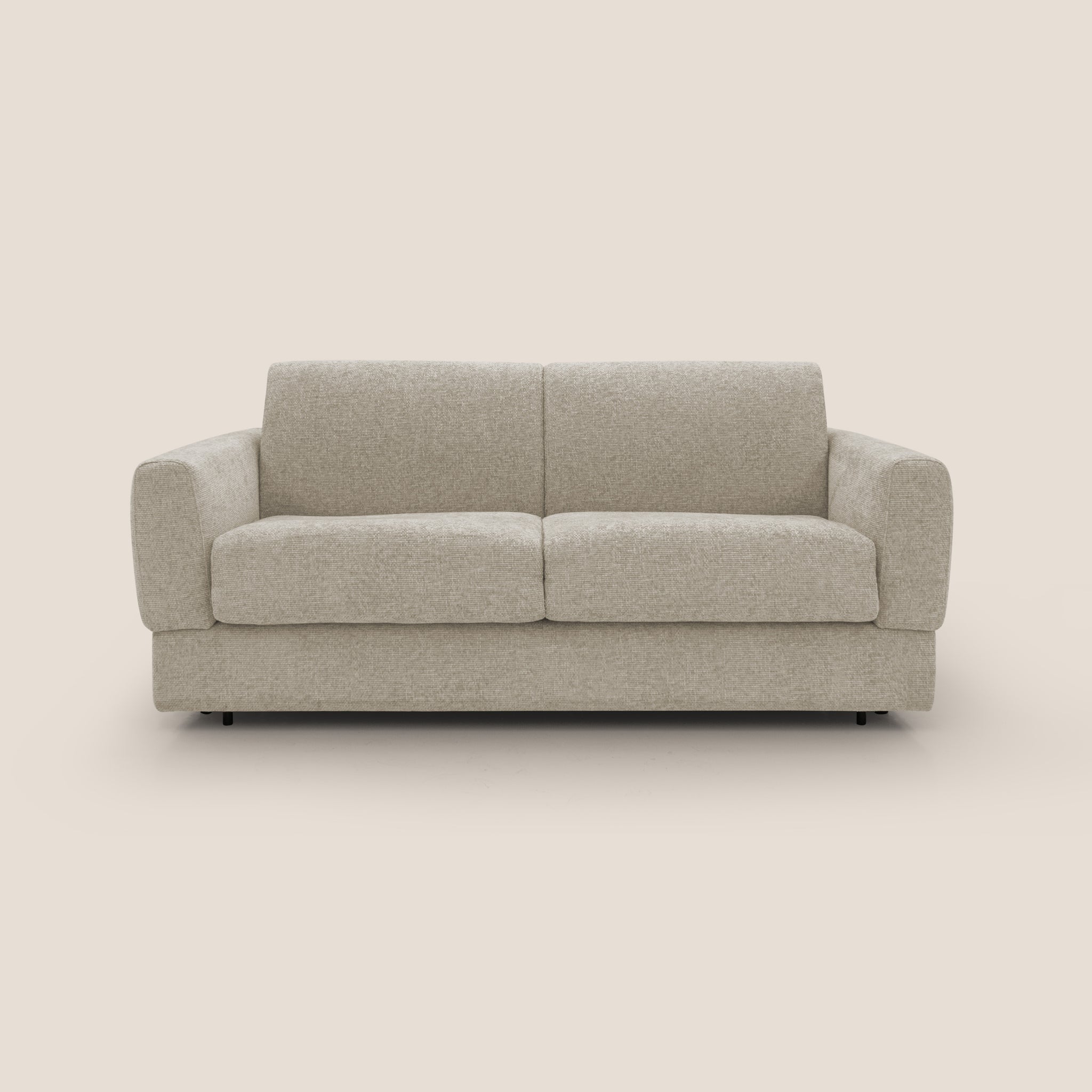 Un divano beige contemporaneo di Divani.Store, il "Happy Divano letto matrimoniale con materasso h18 cm in tessuto impermeabile T10", che mette in mostra il design italiano con due ampi cuscini di seduta e due cuscini di schienale. Questo pezzo, posto su uno sfondo chiaro e semplice, presenta ampi braccioli e un'estetica minimalista. È posizionato centralmente nella struttura per enfatizzare le sue linee pulite e il colore neutro.