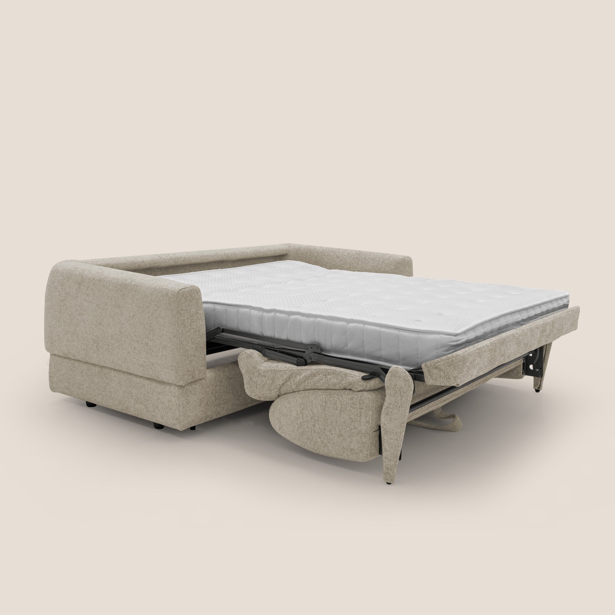 Un Happy Divano letto matrimoniale beige con materasso h18 cm in tessuto impermeabile T10 di Divani.Store è esposto su uno sfondo semplice. Lo schienale ripiegato del divano e lo spazio nascosto per i cuscini sottolineano il suo Design Italiano. Una robusta struttura in metallo sostiene il materasso esteso, offrendo comfort e doppia funzionalità sia per sedersi che per dormire.