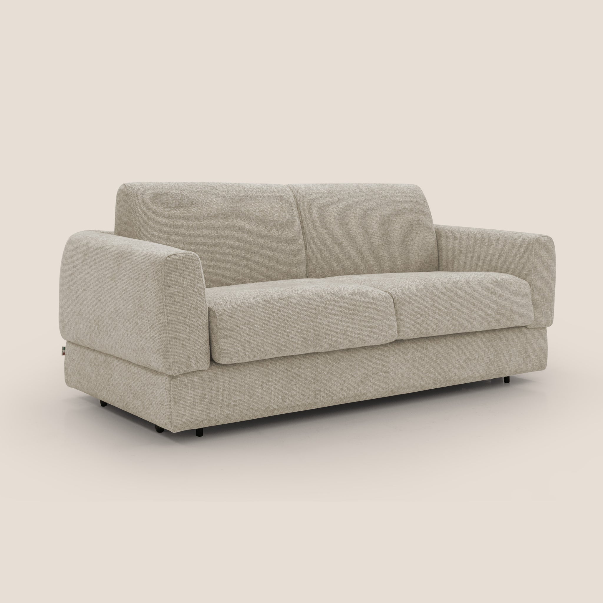 Ecco l'Happy Divano letto matrimoniale di Divani.Store, caratterizzato da un design minimalista in beige chiaro. Questo moderno divano letto include due ampi cuscini di seduta e uno schienale alto con braccioli bassi, incarnando il Design Italiano. Su uno sfondo bianco sporco, il suo tessuto strutturato e le linee nette e pulite sono accentuate magnificamente. Inoltre, è dotato di un materasso impermeabile T10 alto 18 cm per maggiore comfort e versatilità.