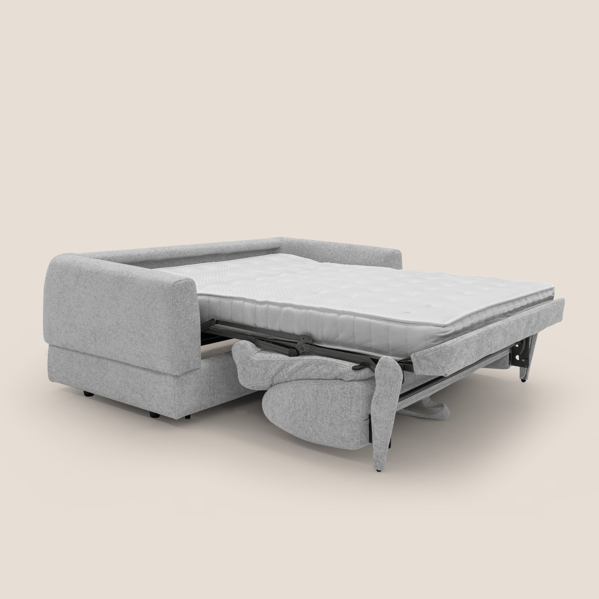 L'Happy Divano letto 207 cm di Divani.Store esibisce uno stile minimalista, presentando un divano letto grigio in posizione aperta con un materasso matrimoniale disposto ordinatamente sulla sua robusta struttura. Con la sua estetica moderna e il morbido tessuto grigio chiaro T10 resistente all'acqua, incarna l'eleganza del design italiano su uno sfondo beige neutro.