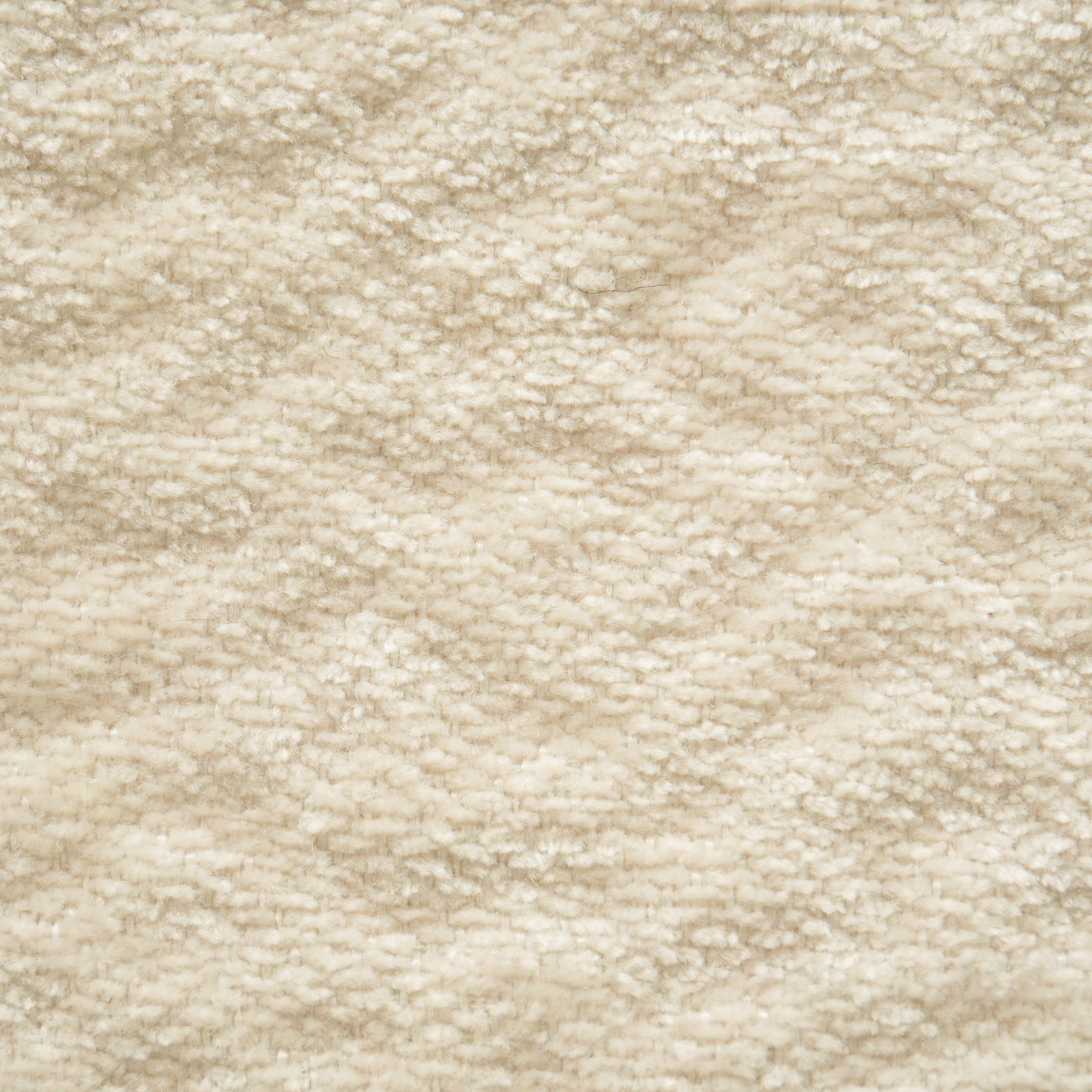 Primo piano di Personalizzazione in T27 di Divani.Store: un tappeto beige strutturato con fibre morbide e felpate densamente impacchettate per un aspetto uniforme. Sottili variazioni di sfumatura formano dolci onde, conferendo al tessuto un tono leggero e neutro.