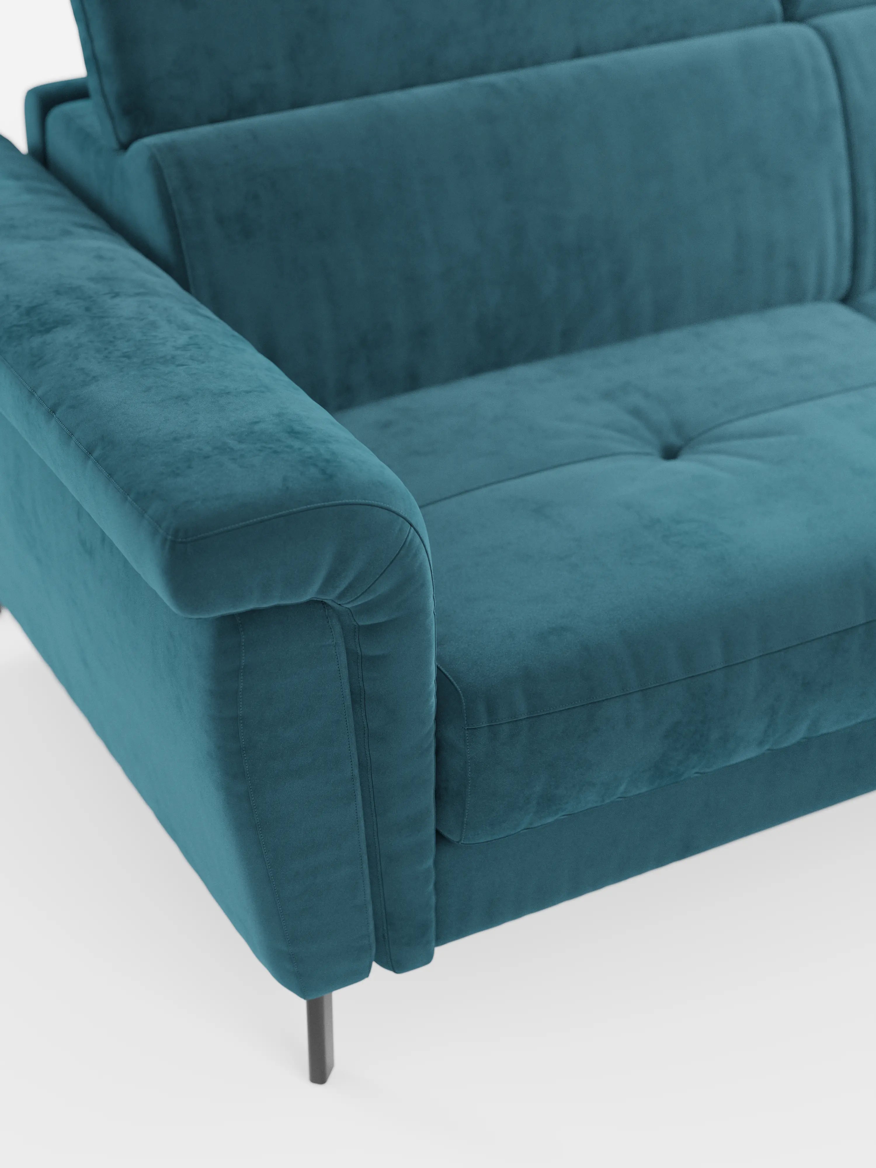 Un primo piano del divano letto angolare Capri con penisola contenitore e poggiatesta reclinabili di Divani.Store, realizzato in elegante tessuto T30 resistente alle macchie, mette in risalto i suoi morbidi cuscini di seduta e schienale, l’ampio bracciolo, i delicati dettagli trapuntati e le slanciate gambe in metallo nero su uno sfondo bianco.