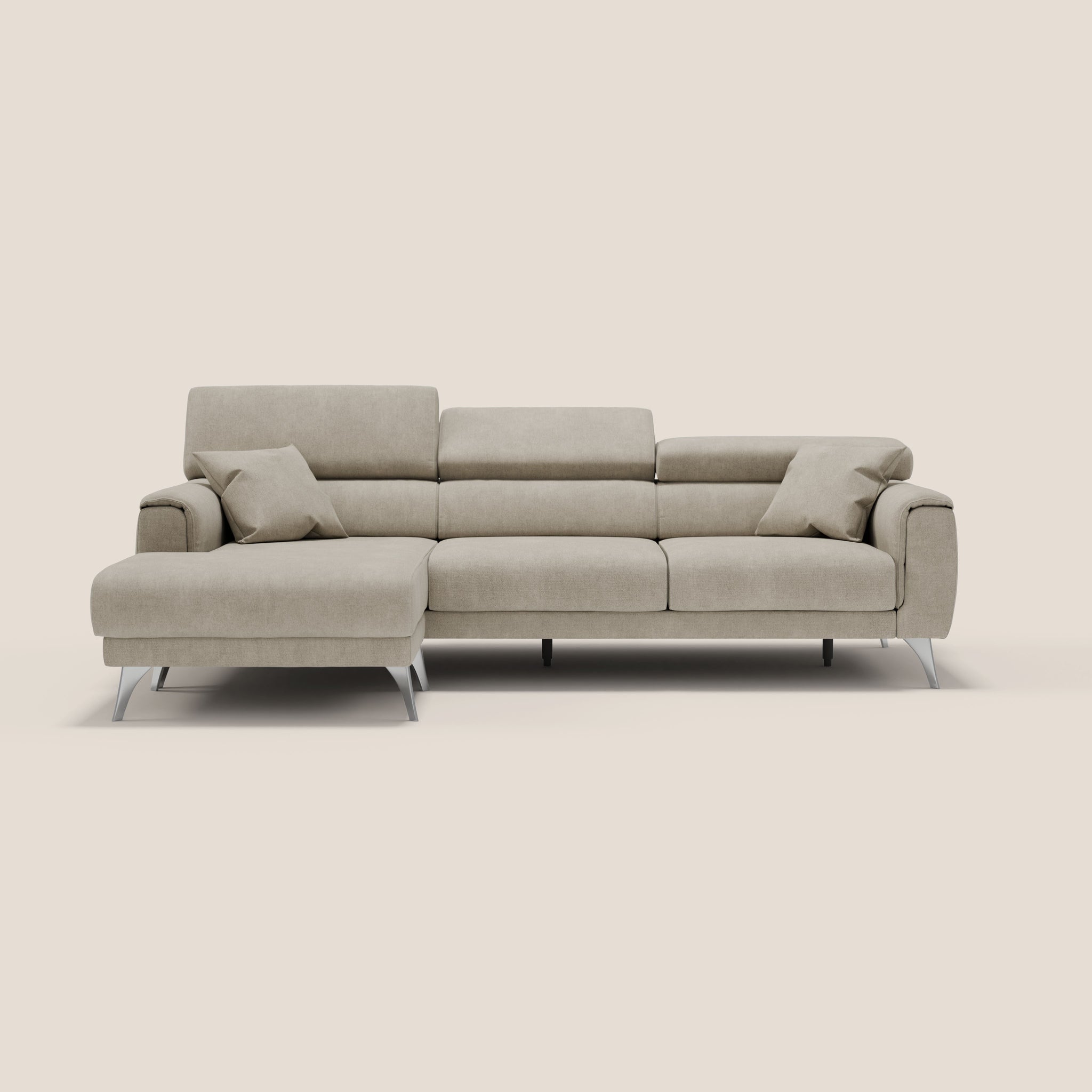 Prova il Caravaggio Divano angolare con sedute scorrevoli di Divani.Store. Questo moderno divano componibile beige, realizzato in morbido tessuto impermeabile, vanta poggiatesta regolabili e una chaise longue sul lato sinistro. Le sue eleganti gambe in metallo completano il suo design contemporaneo e include due cuscini decorativi abbinati per un tocco di stile in più su uno sfondo beige semplice.