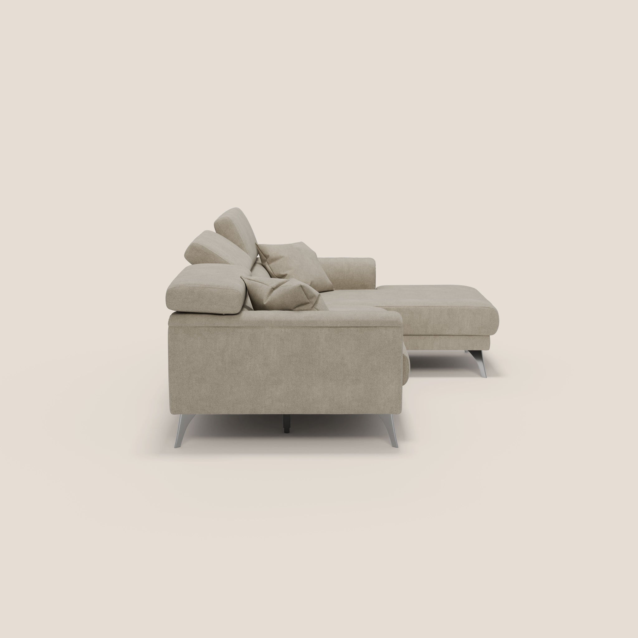 Il divano componibile Caravaggio di Divani.Store è un pezzo beige contemporaneo con cuscini morbidi e una chaise longue rivolta a sinistra. Vanta un design minimalista, con gambe in metallo eleganti e un rivestimento in tessuto morbido e resistente all'acqua. Posizionato su uno sfondo semplice e chiaro, trasuda un'estetica pulita e moderna.