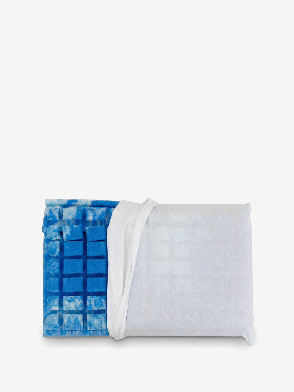 Un cuscino rettangolare di Divani.Store, l’AERION-BREEZE – Guanciale in Memory Gel rinfrescante e termoregolatore, è raffigurato con la fodera bianca parzialmente rimossa per rivelare un’anima in gel e schiuma blu caratterizzata da un motivo a griglia. Progettato con la tecnologia Polygel per un supporto cervicale ottimale, questo cuscino offre un raffreddamento avanzato e un comfort ergonomico. L’immagine è inquadrata su uno sfondo bianco a tinta unita.