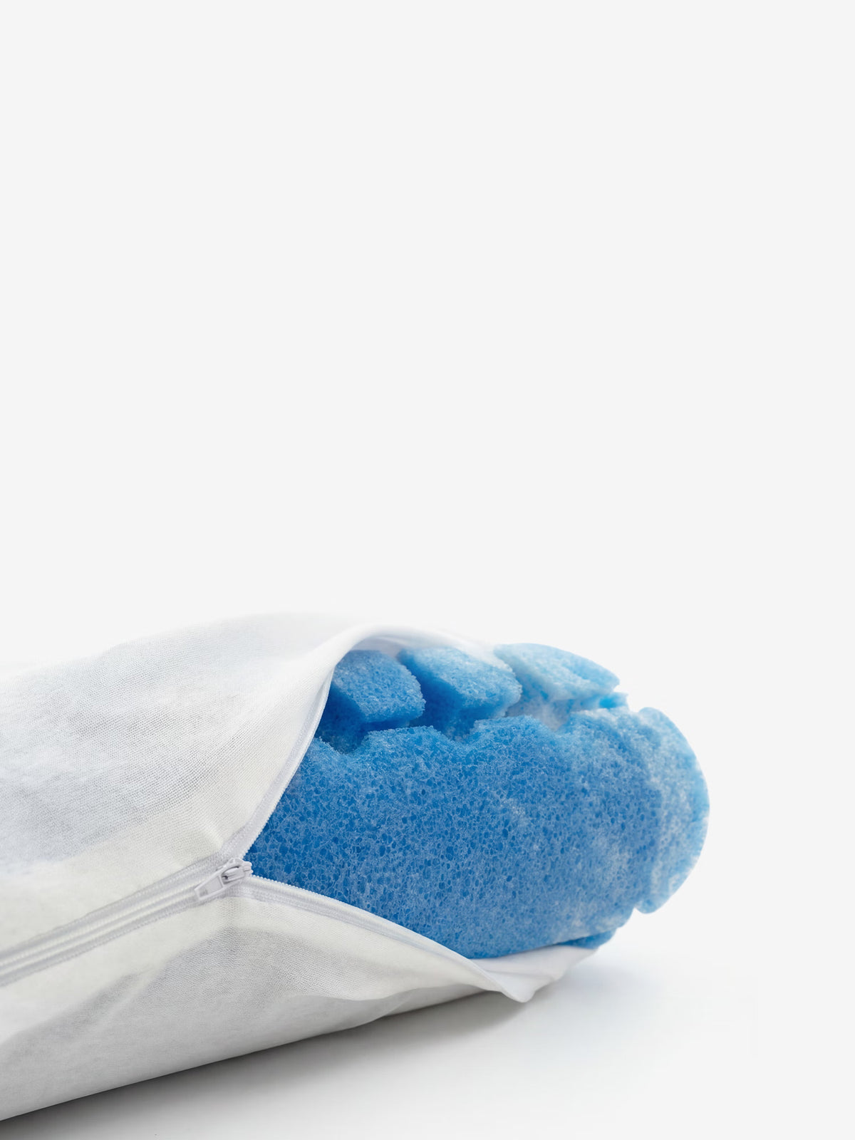 Ecco la frase riscritta utilizzando i dati del prodotto da te forniti: Un primo piano del guanciale AERION-BREEZE in Memory Gel rinfrescante e termoregolatore di Divani.Store, parzialmente inserito in una federa bianca con cerniera. La cerniera aperta rivela l’imbottitura in schiuma blu testurizzata, progettata con la tecnologia Polygel per garantire maggiore comfort e sostegno cervicale. Lo sfondo è bianco a tinta unita, creando un look pulito e minimalista.