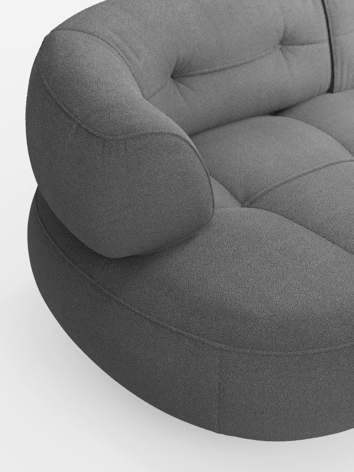 Il divano Curvato a fagiolo a 3 posti con schienali traslanti in morbido tessuto effetto cotone smacchiabile T33 è un divano di colore grigio antracite, dalla forma a fagiolo, caratterizzato da un tessuto morbido e testurizzato, braccioli arrotondati e cuscini trapuntati e cuciti.