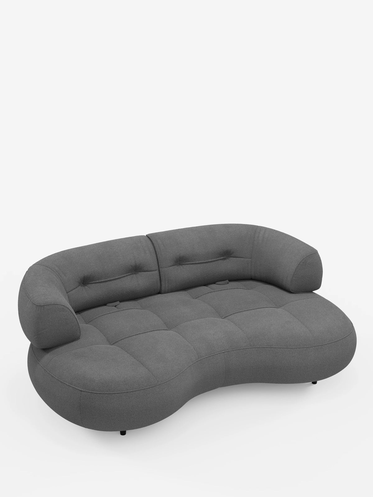 Un divano curvo a fagiolo 3 posti Croissant color grigio antracite, con schienali traslanti in morbido tessuto effetto cotone smacchiabile T33, caratterizzato da una forma a fagiolo, seduta trapuntata e due cuscini dello schienale regolabili su uno sfondo bianco.