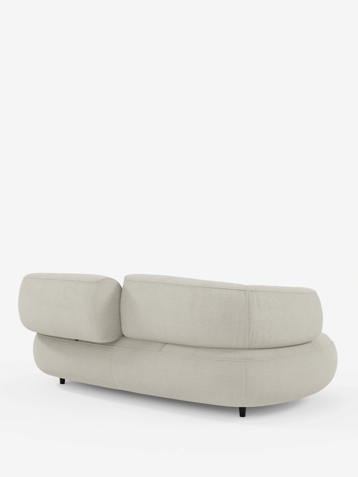 Un divano Curvato a fagiolo a 3 posti della linea Croissant, con schienali regolabili in morbido tessuto effetto cotone smacchiabile T33, visto da dietro, caratterizzato da una silhouette curva color beige chiaro con schienali regolabili e piedini scuri.