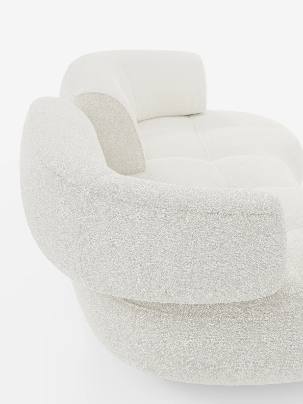 A Croissant: divano curvo a fagiolo a 3 posti con schienali regolabili, rivestito in morbido tessuto effetto cotone lavabile T33: un divano curvo color bianco sporco, dalla trama ruvida, a forma di fagiolo, con seduta profondamente trapuntata e schienali regolabili.
