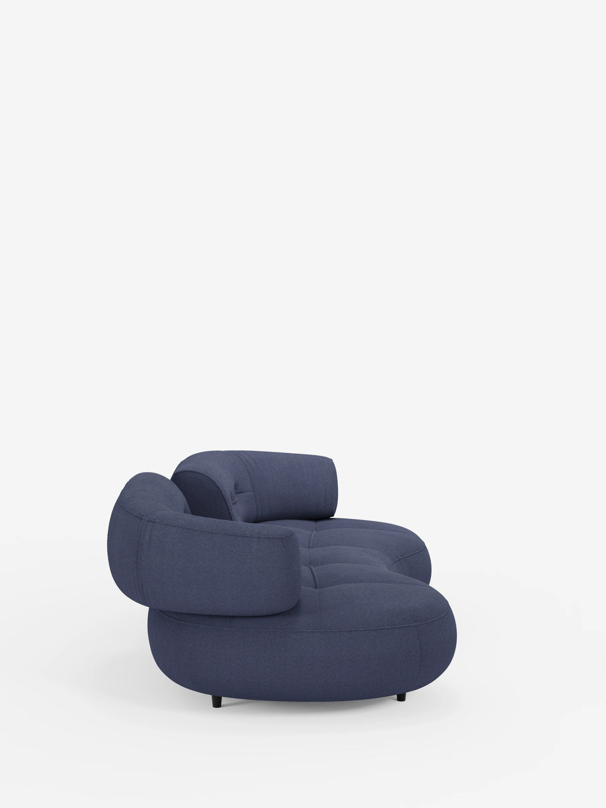 Un divano contemporaneo Croissant, curvo a forma di fagiolo, a 3 posti, con schienali regolabili, rivestito in morbido tessuto effetto cotone smacchiabile T33, caratterizzato da un design a forma di fagiolo in blu scuro testurizzato con schienali regolabili su sfondo bianco.