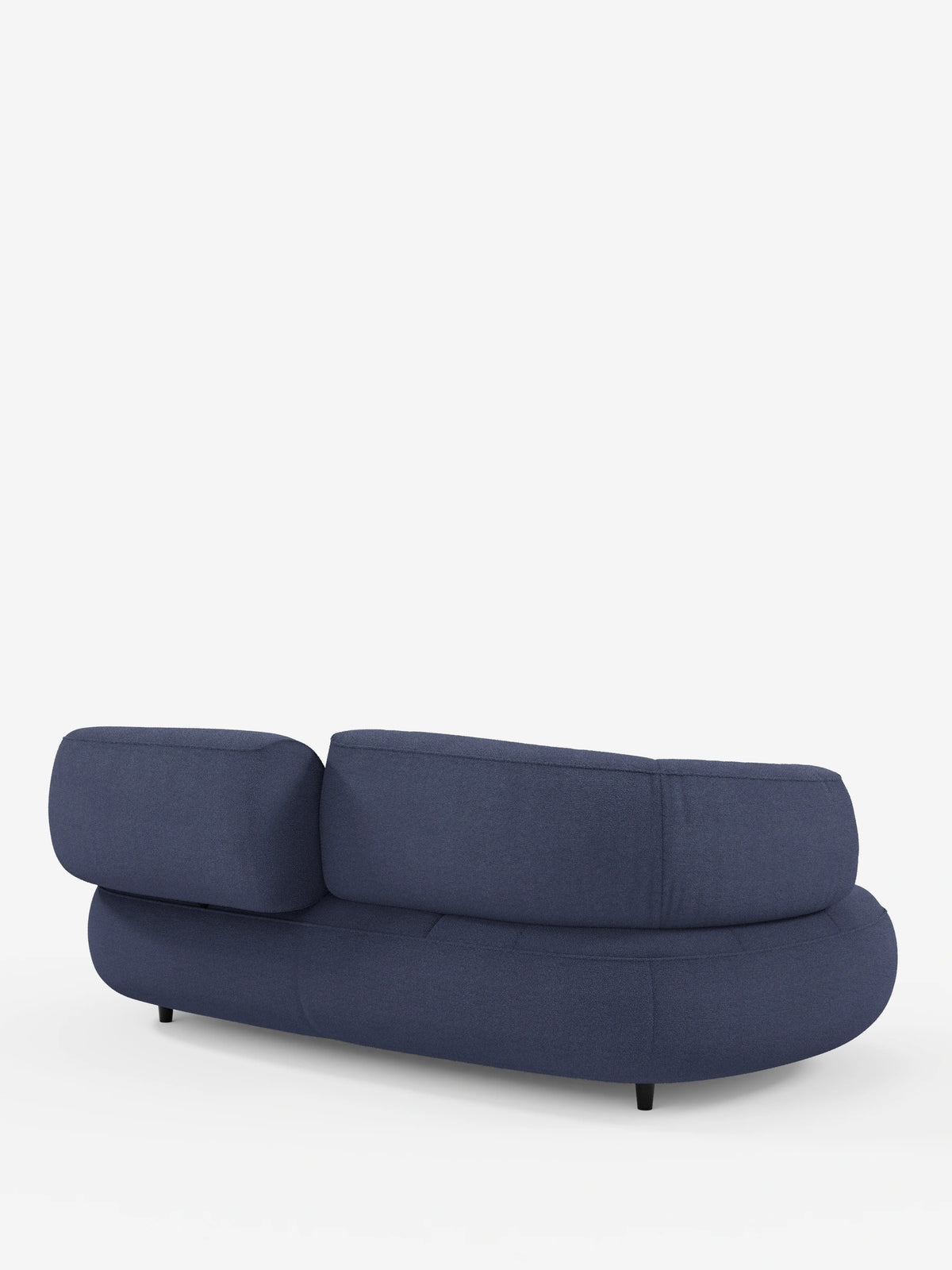 Vista posteriore del divano Curvo a fagiolo “Croissant” a 3 posti con schienali traslanti, rivestito in morbido tessuto effetto cotone smacchiabile T33: un divano curvo di colore blu intenso con base a forma di fagiolo, due cuscini dello schienale e piedini corti scuri che risaltano sullo sfondo bianco.