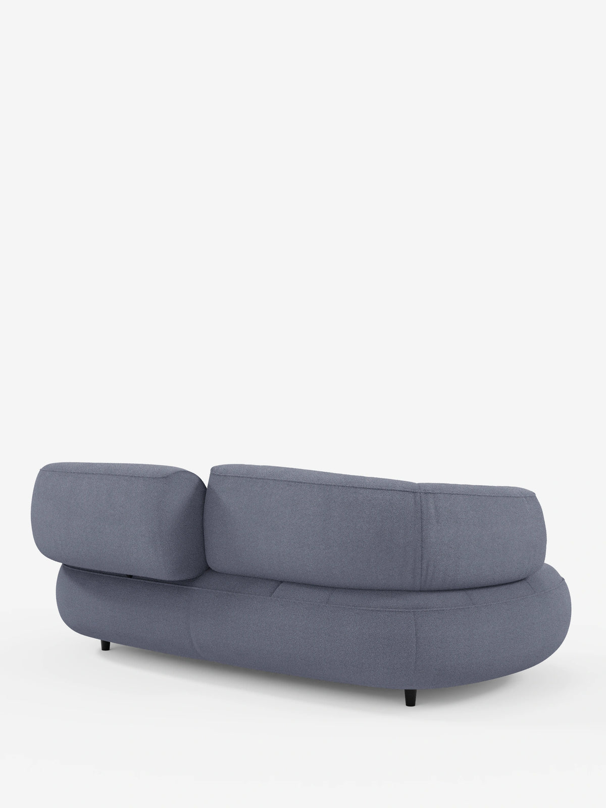 Il divano Curvato a fagiolo a 3 posti con schienali regolabili in morbido tessuto effetto cotone lavabile T33 è un divano curvo grigio a tre posti, raffigurato di retro, con struttura a forma di fagiolo, due schienali regolabili e piedini scuri.