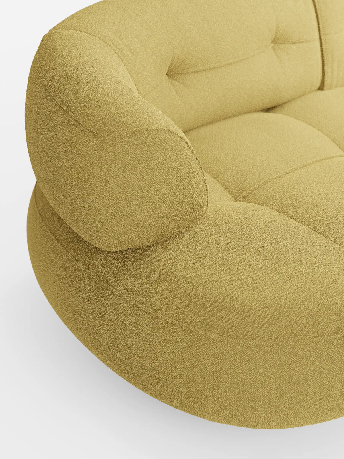 Un divano Curvo a fagiolo 3 posti Croissant, in tonalità giallo chiaro, dal design contemporaneo, con schienali traslanti rivestiti in morbido tessuto effetto cotone smacchiabile T33, caratterizzato da una silhouette curva a forma di fagiolo con profonda trapuntatura a bottoni e braccioli imbottiti.