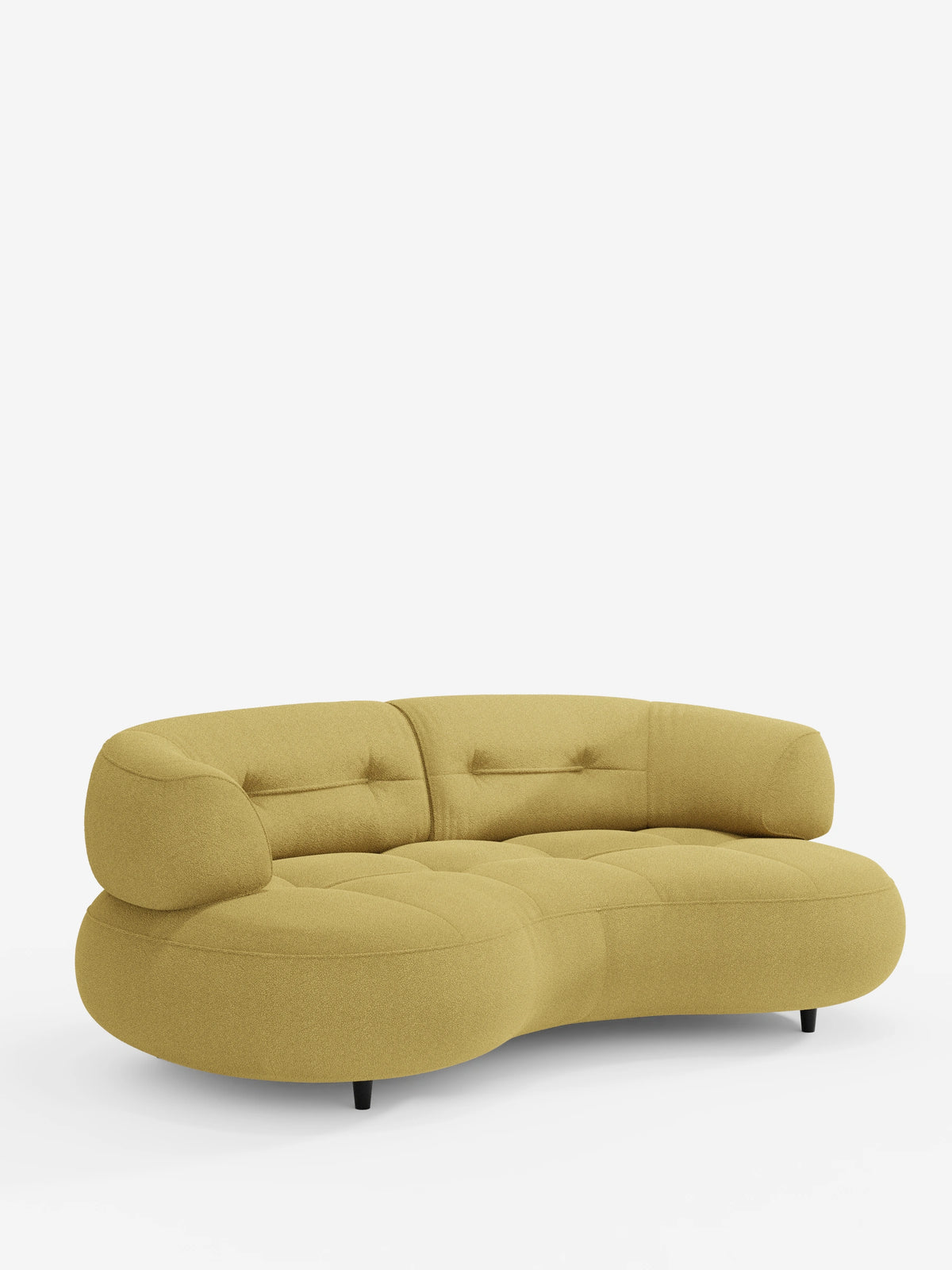 Croissant, divano curvo a forma di fagiolo a 3 posti con schienali scorrevoli, rivestito in morbido tessuto effetto cotone lavabile T33: un divano curvo a 3 posti di colore giallo senape, a forma di fagiolo, con design trapuntato e capitonné, su piedini neri minimalisti.
