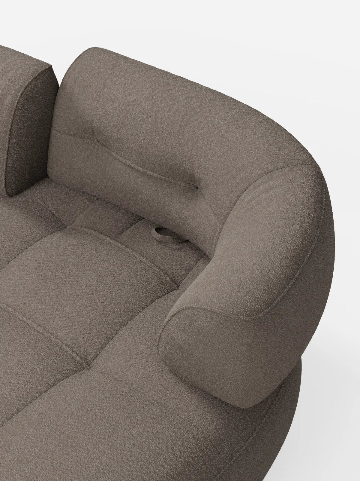 Un divano curvo a fagiolo a 3 posti Croissant color taupe, con schienali traslanti in morbido tessuto effetto cotone smacchiabile T33, caratterizzato da una silhouette a forma di fagiolo con schienali spessi e arrotondati e cuscini di seduta trapuntati.