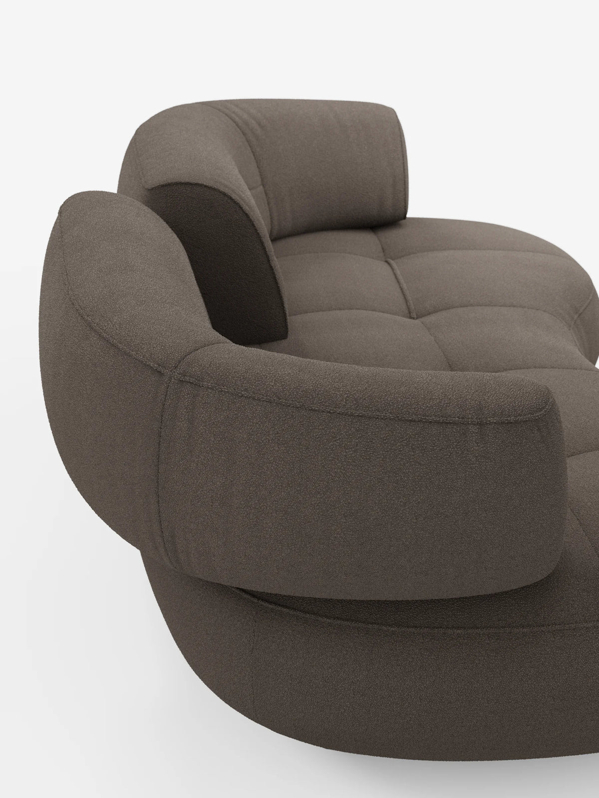 Vista laterale di un divano curvo a fagiolo Croissant a tre posti con schienali traslanti, rivestito in morbido tessuto effetto cotone smacchiabile T33, caratterizzato da un motivo marrone a forma di fagiolo con texture e schienali curvi su sfondo bianco.