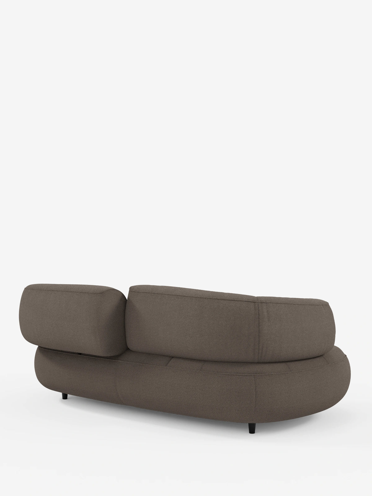 Un divano Curvo a fagiolo 3 posti Croissant color marrone scuro, con schienali traslanti in morbido tessuto effetto cotone smacchiabile T33, caratterizzato da un design curvo a forma di fagiolo, due cuscini dello schienale e gambe corte scure su sfondo bianco.