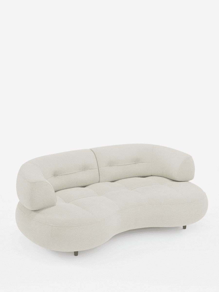Croissant, divano curvo a forma di fagiolo a 3 posti con schienali scorrevoli, rivestito in morbido tessuto effetto cotone lavabile T33, caratterizzato da una forma curva color crema, seduta e schienale trapuntati, braccioli arrotondati e piedini scuri dal profilo basso.