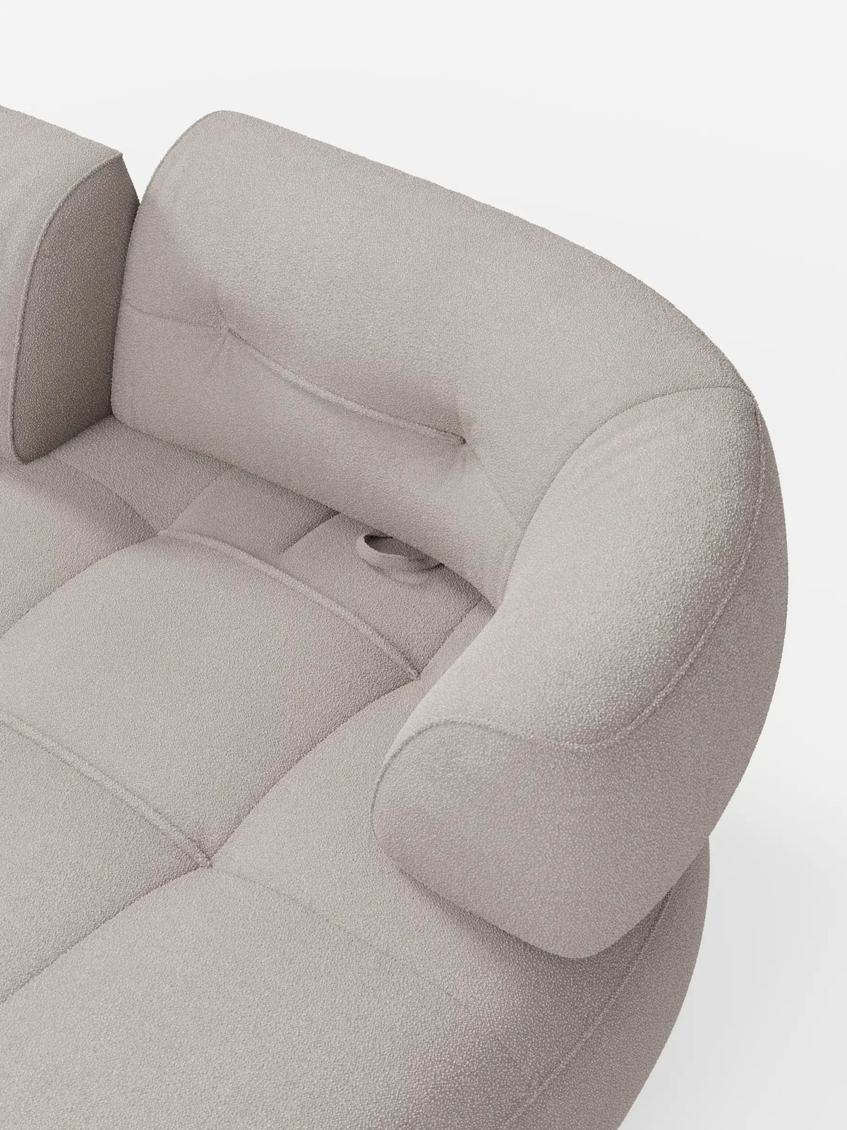 Un divano curvo a forma di fagiolo a 3 posti con schienali regolabili, rivestito in morbido tessuto effetto cotone lavabile T33 color beige chiaro, caratterizzato da schienali arrotondati regolabili su uno sfondo bianco.