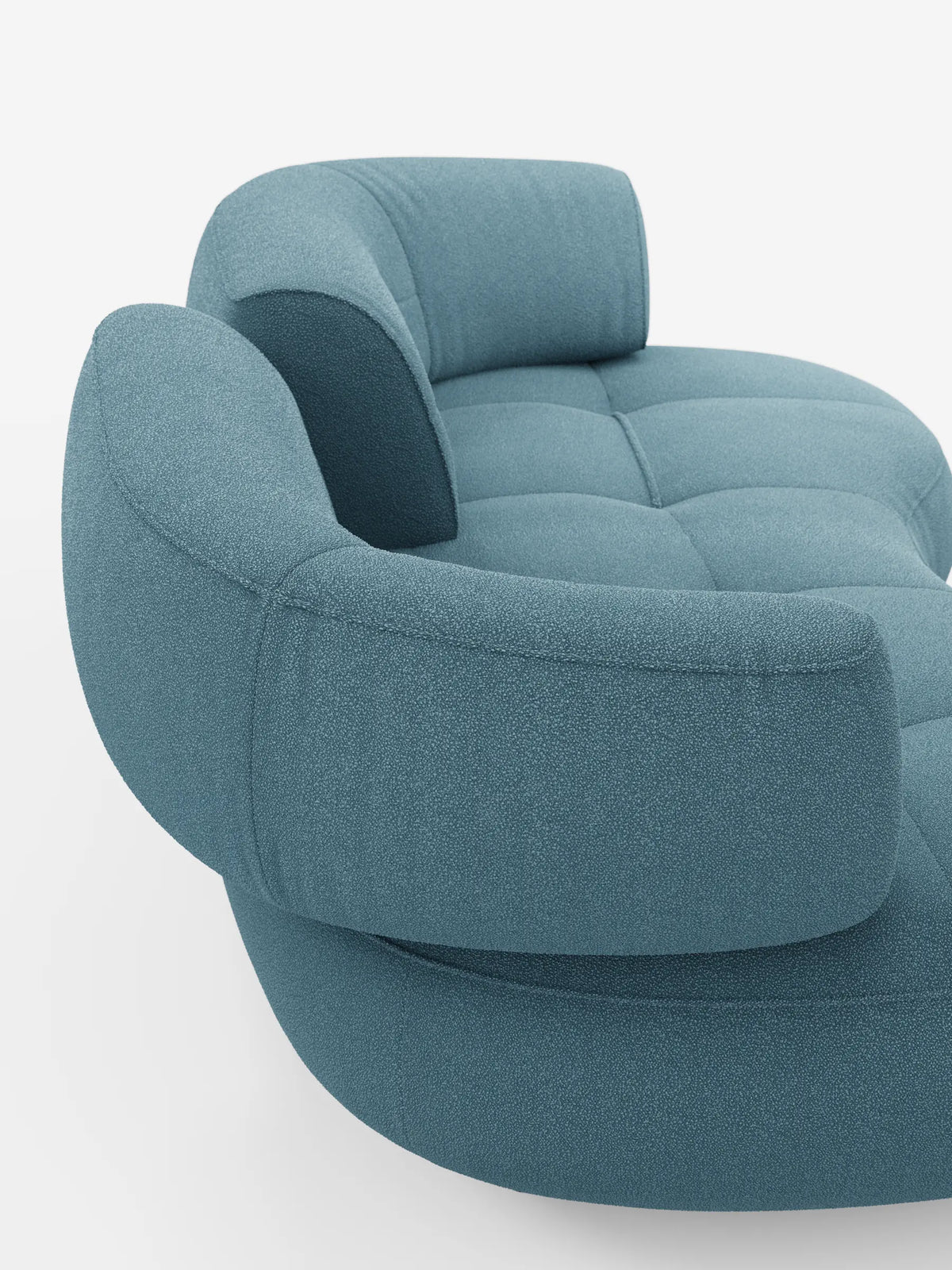 Un divano curvo a fagiolo “Croissant” blu testurizzato a 3 posti con schienali regolabili, rivestito in morbido tessuto effetto cotone lavabile T33, caratterizzato da un design arrotondato a forma di fagiolo con schienali regolabili su uno sfondo chiaro e a tinta unita.