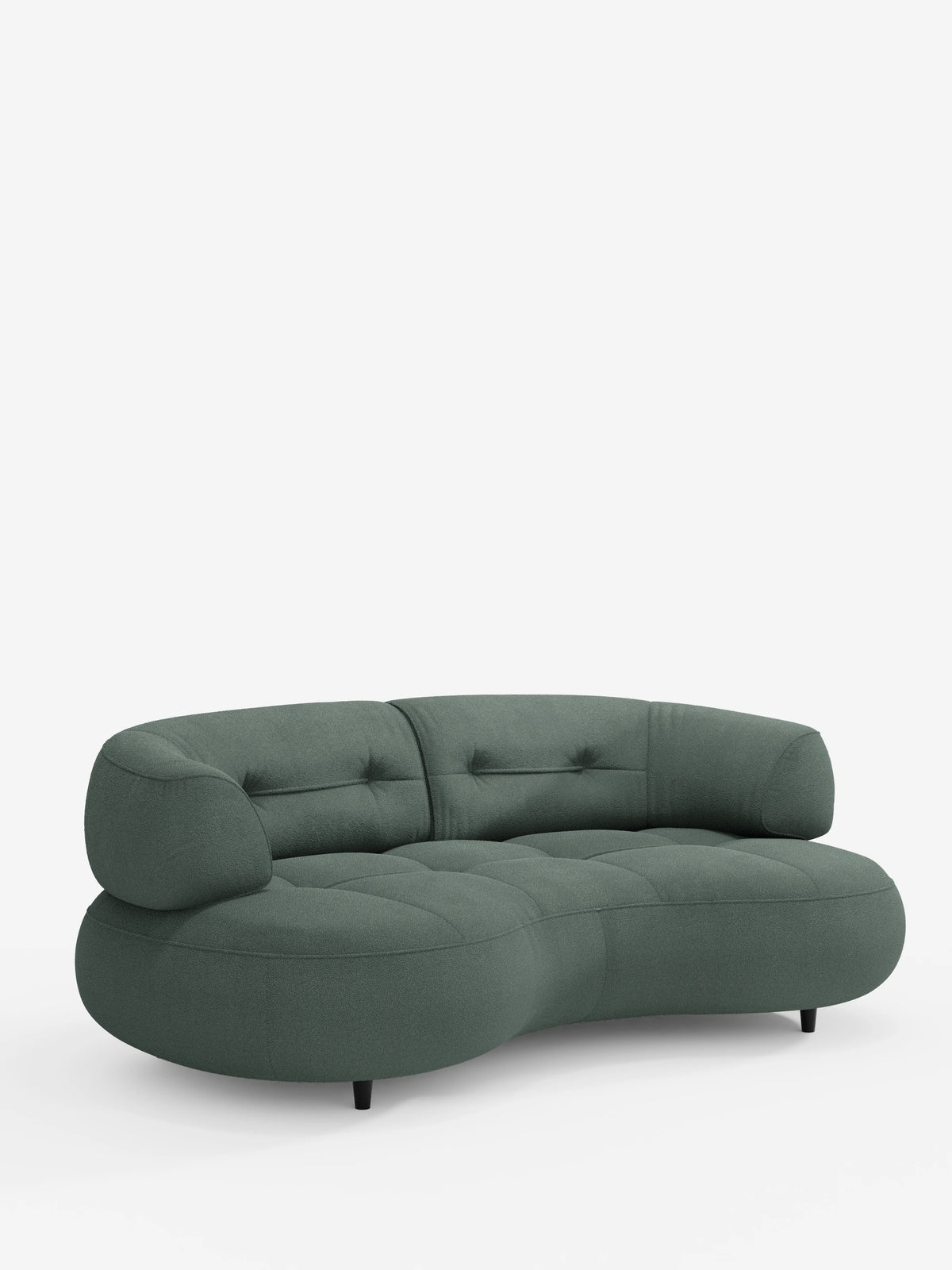Un divano curvo a fagiolo a 3 posti “Croissant” color verde salvia, con schienali scorrevoli in morbido tessuto effetto cotone lavabile T33, caratterizzato da una forma curva a fagiolo, cuscini trapuntati e gambe corte, scure e minimaliste su uno sfondo bianco.