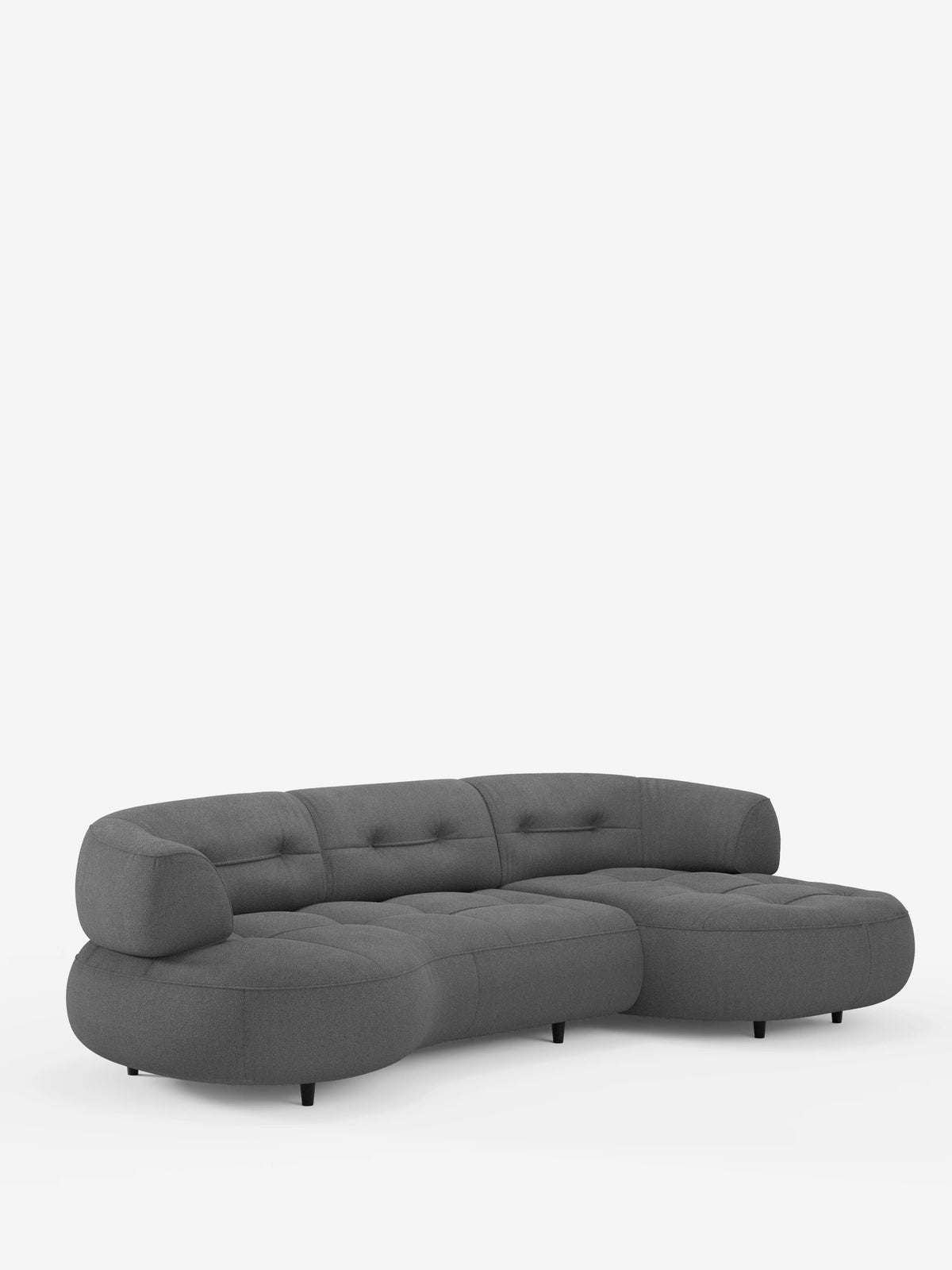 Croissant, divano angolare dal design a forma di fagiolo con schienali scorrevoli in morbido tessuto effetto cotone lavabile T33: un divano angolare grigio antracite a forma di fagiolo con cuscini trapuntati e gambe corte nere su uno sfondo bianco a tinta unita.
