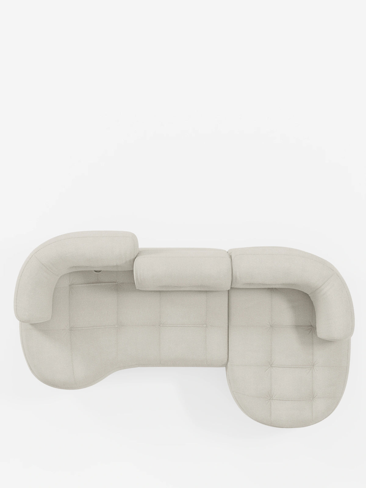 Vista dall'alto di un divano angolare Croissant color beige chiaro, dal design a forma di fagiolo e con schienali scorrevoli, rivestito in morbido tessuto effetto cotone smacchiabile T33, caratterizzato da cuscini trapuntati e schienali regolabili su uno sfondo bianco.