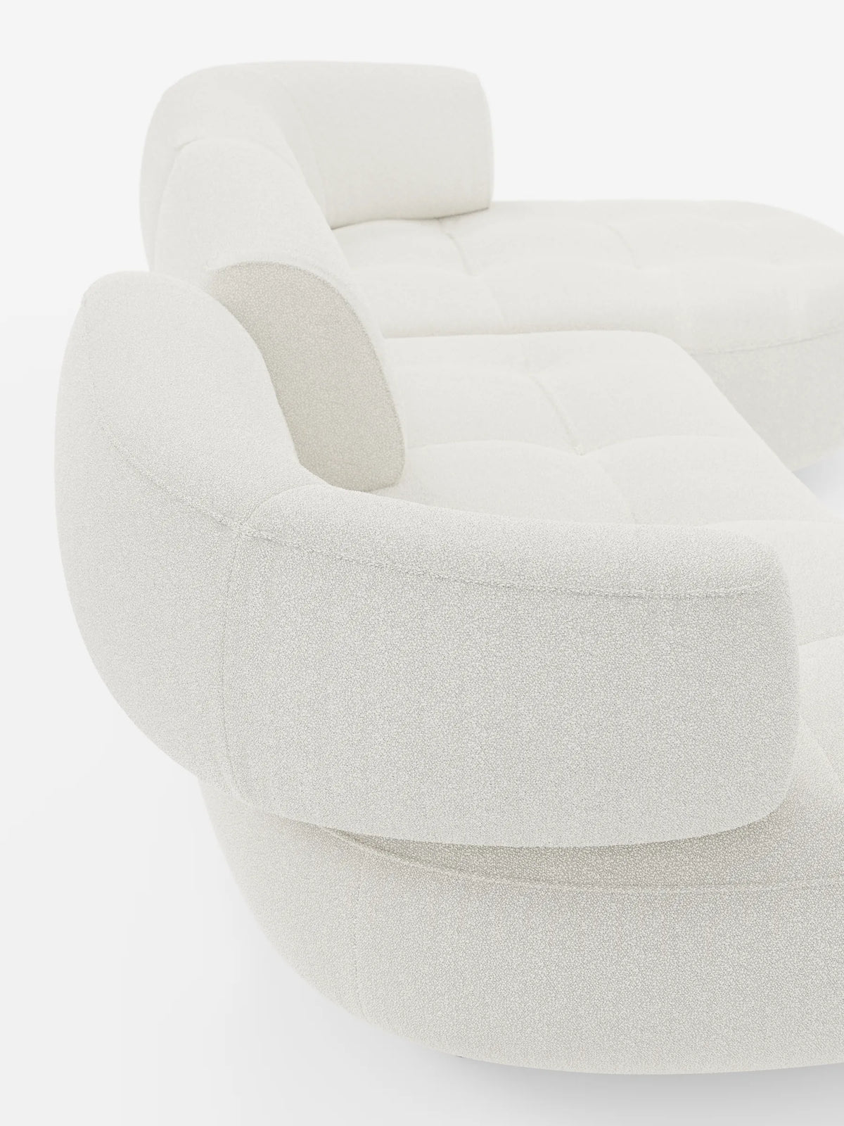 Il divano angolare Croissant, dal design a fagiolo e con schienali traslanti in morbido tessuto effetto cotone smacchiabile T33, è un divano modulare moderno, color crema, caratterizzato da una silhouette curva a forma di fagiolo, da un rivestimento testurizzato e da sedute trapuntate.