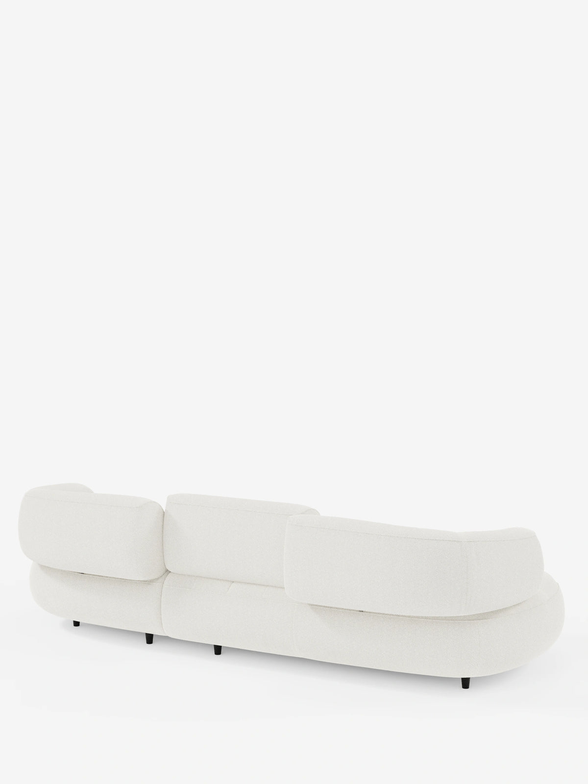 Vista posteriore di un divano angolare Croissant color beige chiaro, dal design a fagiolo, con schienali scorrevoli rivestiti in morbido tessuto effetto cotone smacchiabile T33, caratterizzato da un tessuto testurizzato, bordi arrotondati e piccoli piedini scuri che risaltano sul bianco.