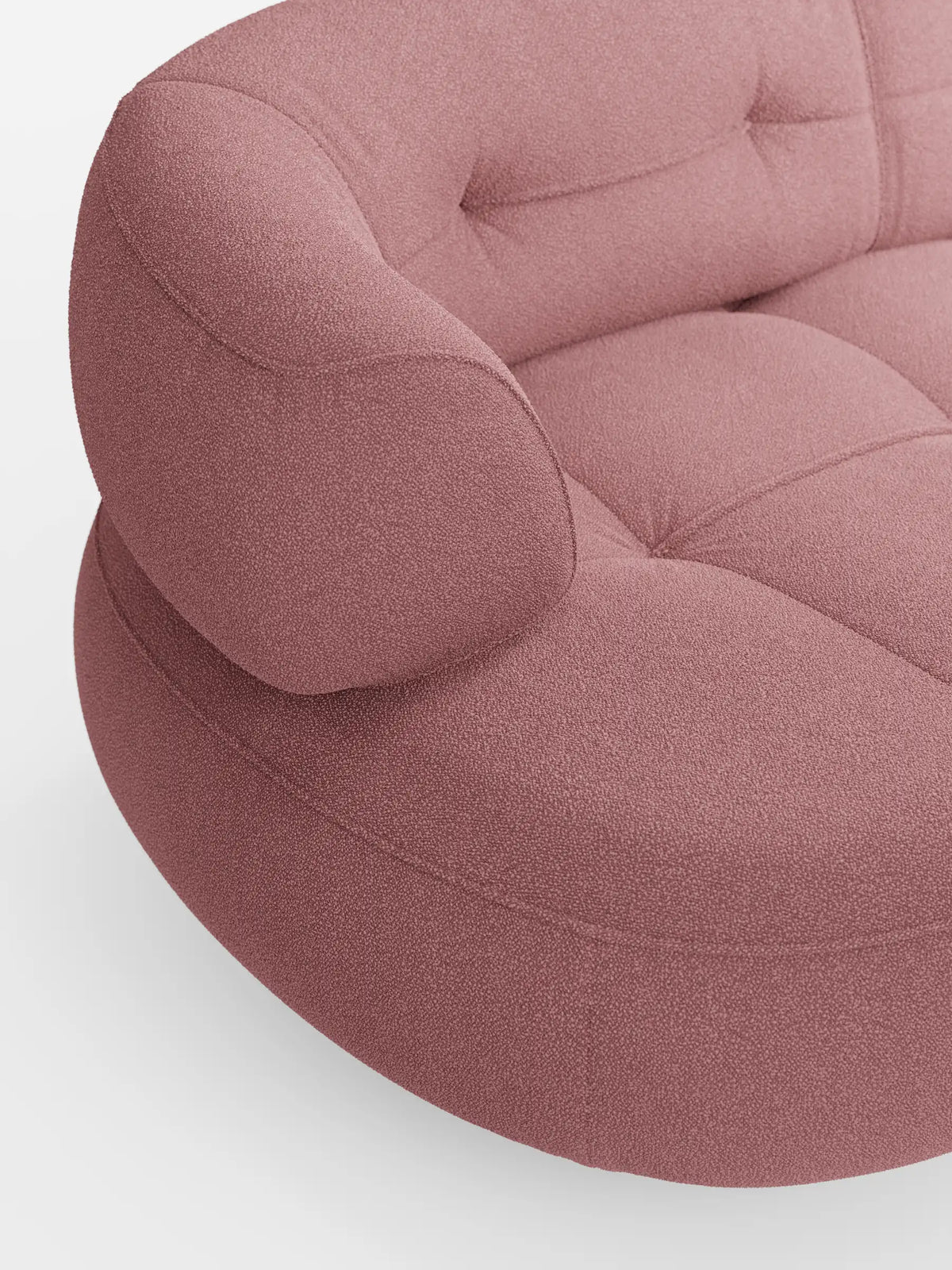 Croissant, divano angolare dal design a forma di fagiolo con schienali scorrevoli in morbido tessuto effetto cotone smacchiabile T33: un divano curvo color rosa antico con dettagli a bottoni e braccioli arrotondati su uno sfondo bianco a tinta unita.