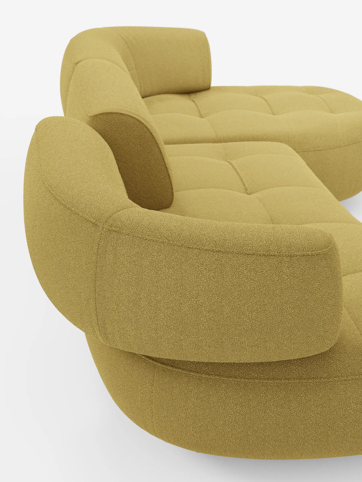 Un divano angolare Croissant dalle linee curve, color giallo senape, dal design a forma di fagiolo e con schienali scorrevoli, rivestito in morbido tessuto effetto cotone smacchiabile T33, su sfondo bianco.