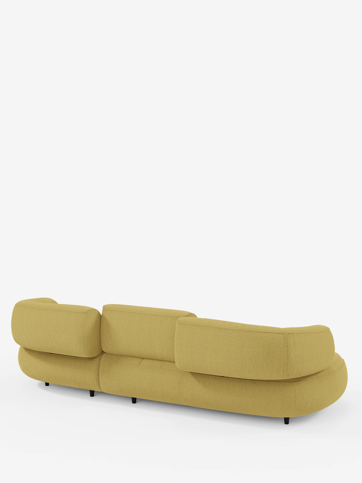 Il divano angolare “Croissant” dal design a fagiolo e con schienali traslanti in morbido tessuto effetto cotone smacchiabile T33 è un divano componibile di colore giallo senape, dalla forma a fagiolo con bordi arrotondati, tre segmenti di schienale e piccole gambe scure.
