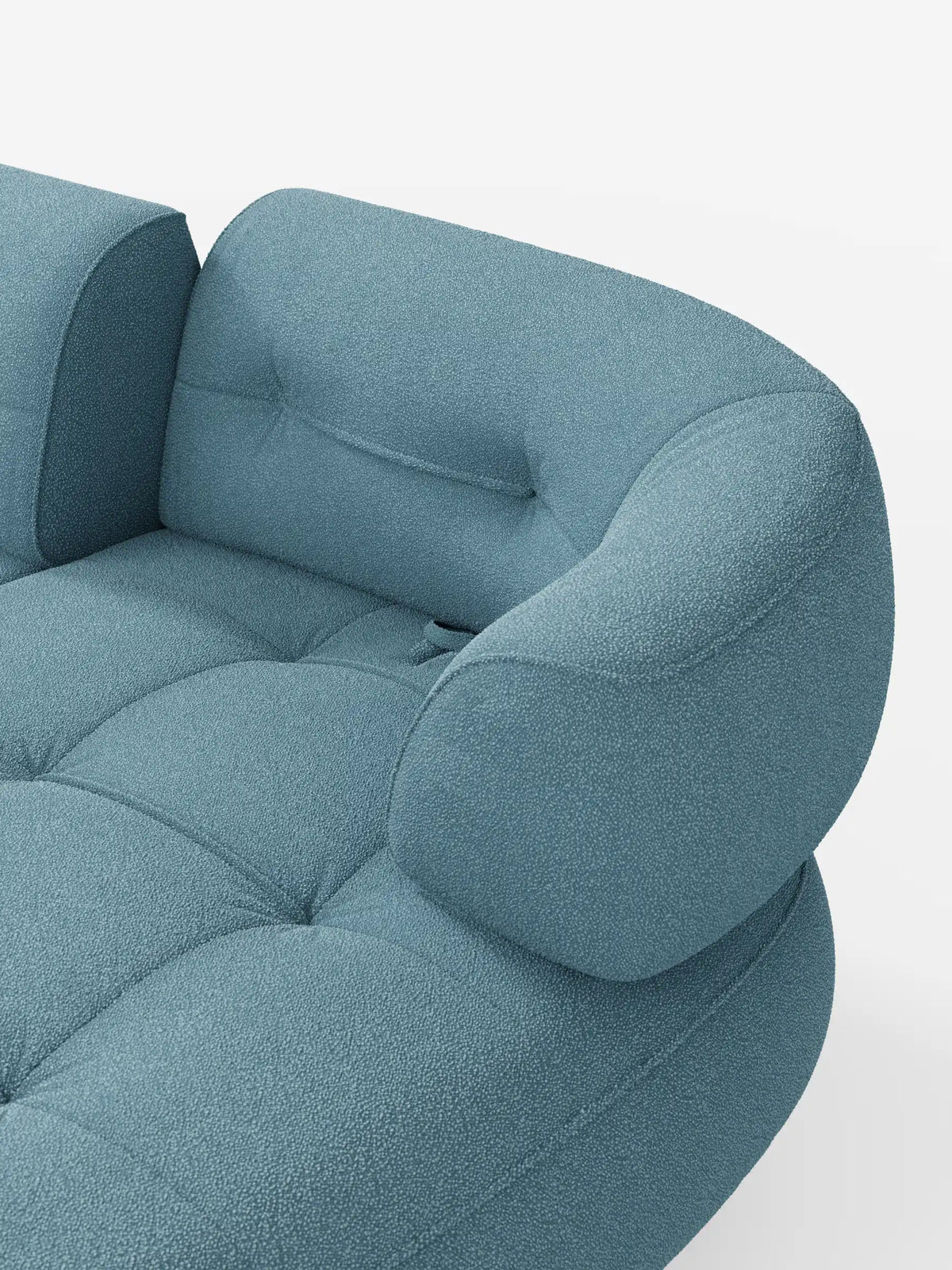 Un divano angolare Croissant blu, dal design a forma di fagiolo e con schienali scorrevoli, rivestito in morbido tessuto effetto cotone lavabile T33, caratterizzato da un tessuto morbido e testurizzato, cuscini di seduta trapuntati e schienali curvi su uno sfondo bianco.