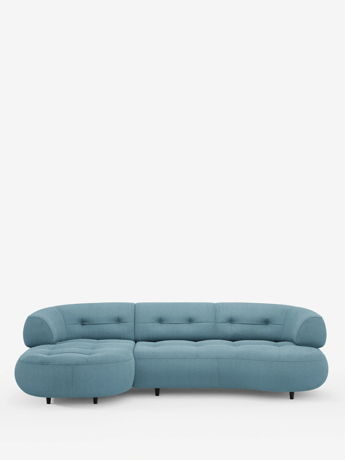 Un divano angolare “Croissant” di colore azzurro, dal design a forma di fagiolo e con schienali scorrevoli, rivestito in morbido tessuto effetto cotone smacchiabile T33, caratterizzato da cuscini arrotondati, trapuntatura a bottoni, una silhouette curva e piedini corti e scuri.