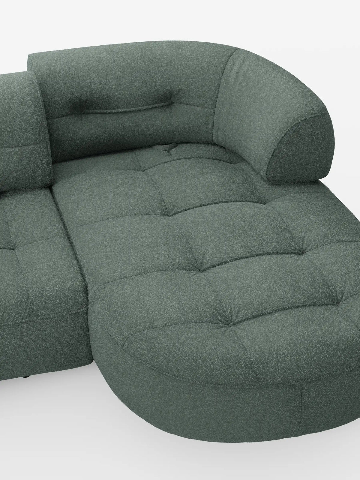 Un divano angolare Croissant color verde salvia, dal design a forma di fagiolo e con schienali scorrevoli in morbido tessuto effetto cotone smacchiabile T33, caratterizzato da una chaise longue curva a forma di fagiolo, seduta trapuntata e schienale arrotondato a profilo ribassato su uno sfondo a tinta unita.