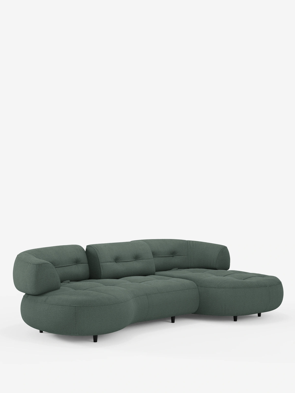Un divano angolare Croissant color verde salvia, dal design a fagiolo e con schienali scorrevoli in morbido tessuto effetto cotone smacchiabile T33, caratterizzato da un design curvo e dal profilo ribassato, con cuscini trapuntati, braccioli arrotondati e gambe corte nere.