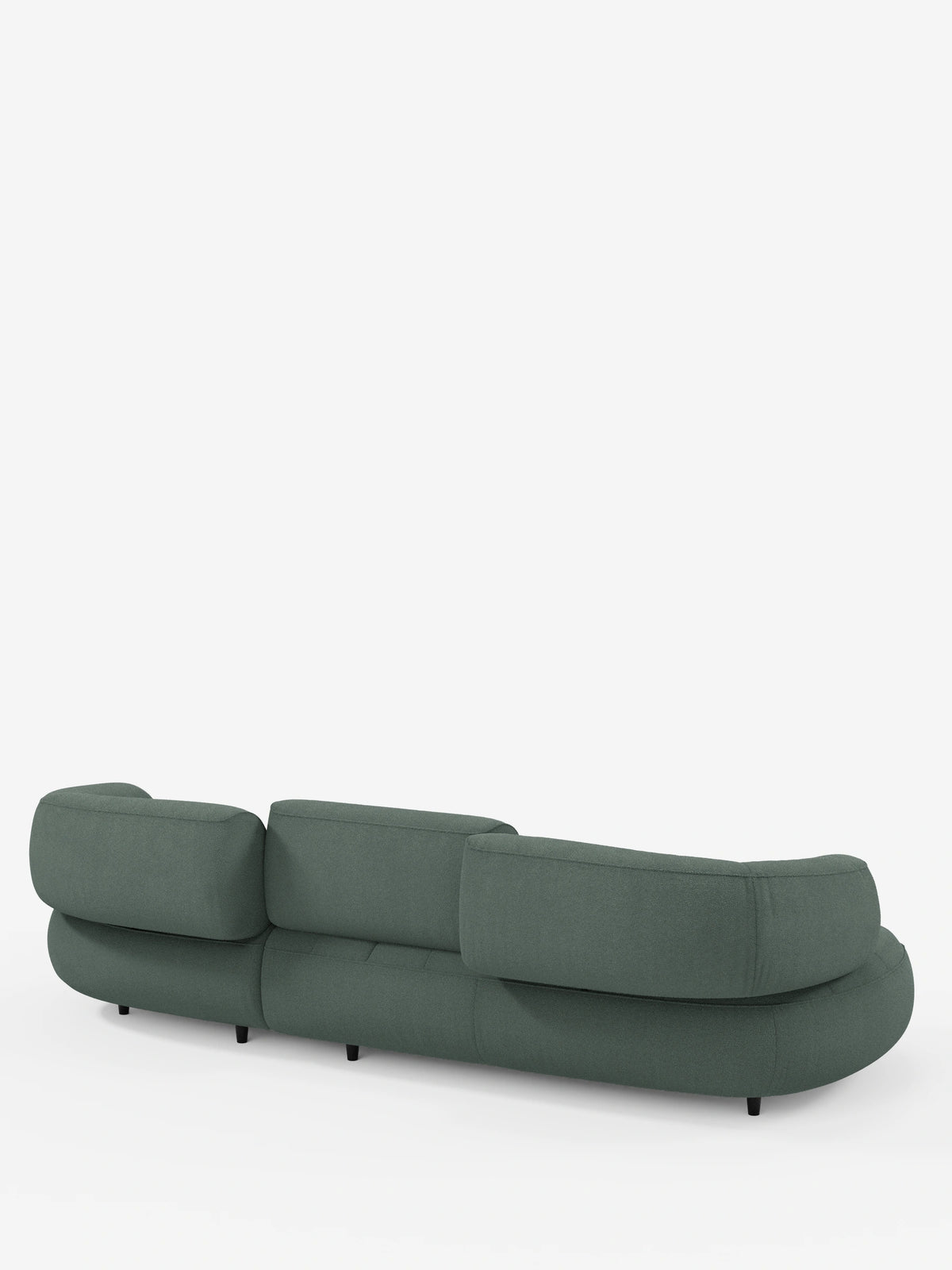 Vista posteriore del divano angolare Croissant dal design a fagiolo e schienali regolabili in morbido tessuto effetto cotone smacchiabile T33: un divano curvo color verde salvia a forma di fagiolo con tre schienali regolabili, poggiato su piccole gambe scure.